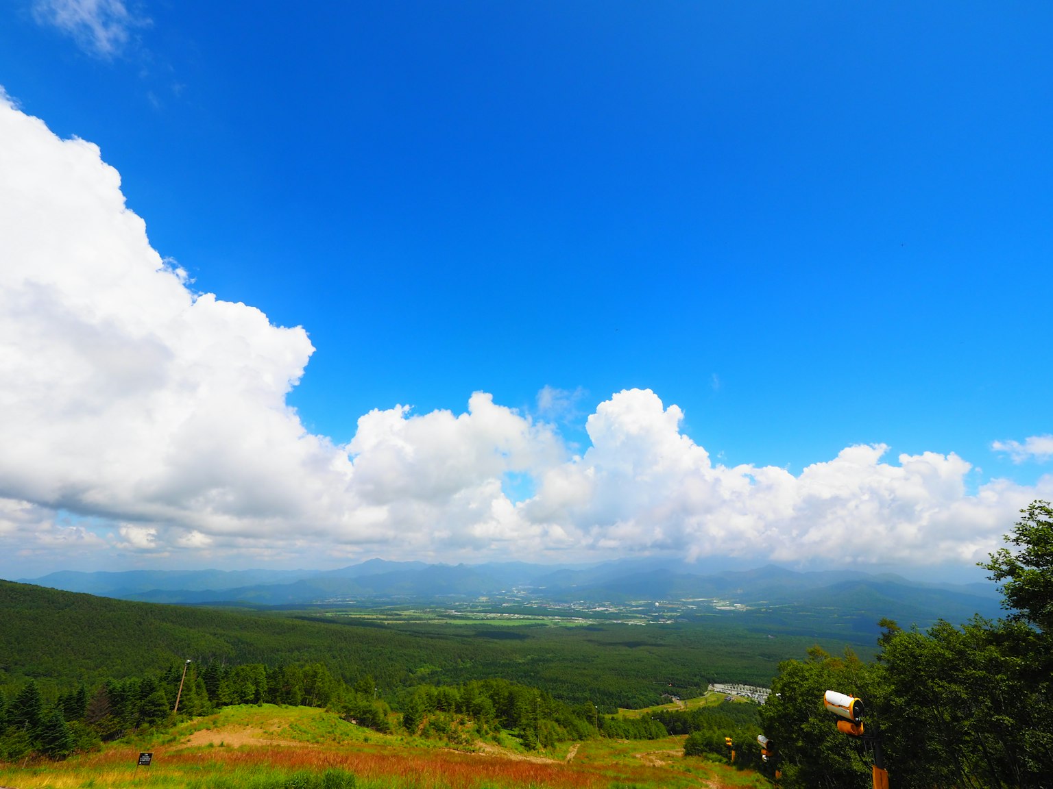 Vista panoramica di un paesaggio bellissimo con cielo blu e nuvole bianche