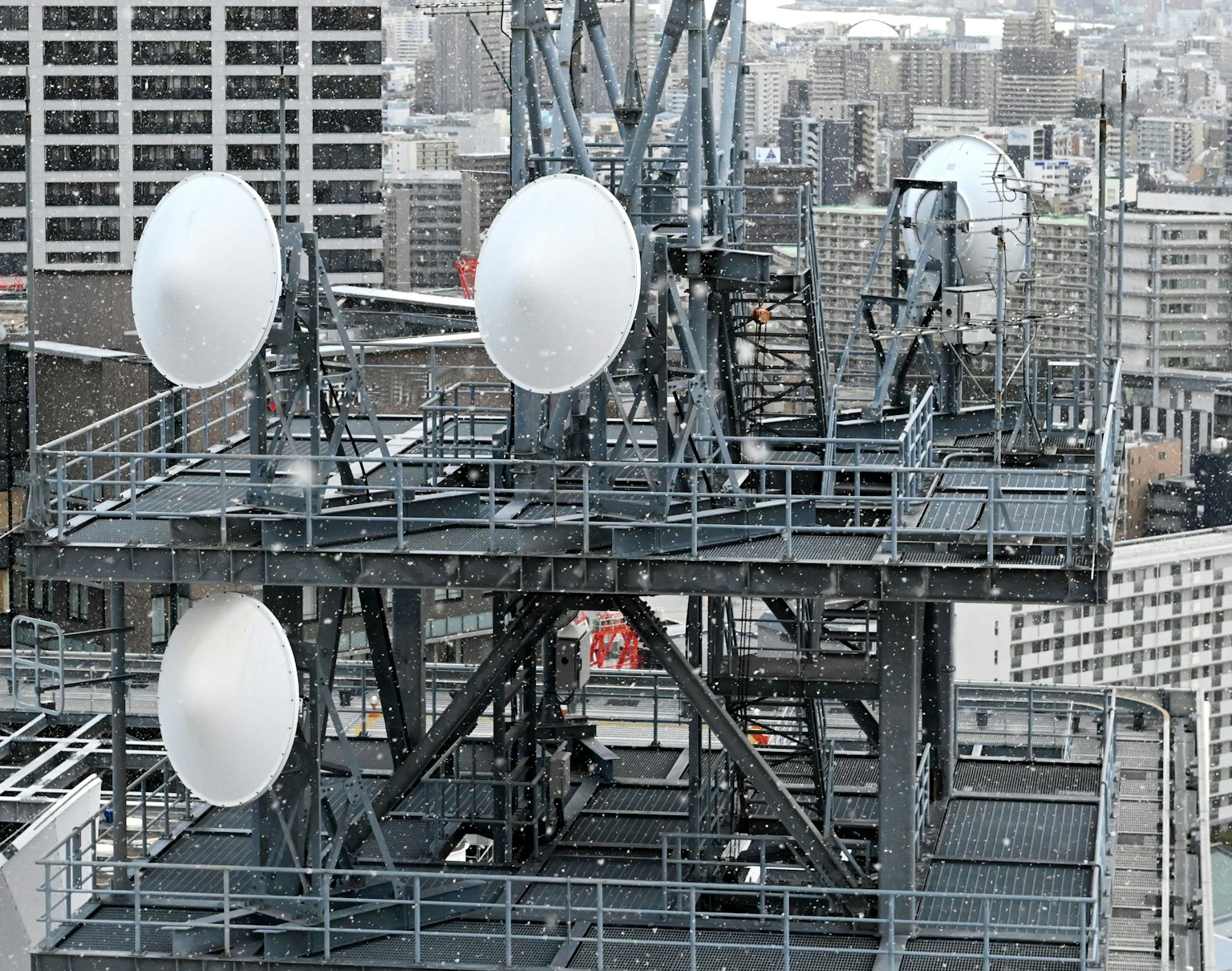 Menara komunikasi dengan antena putih dan struktur logam