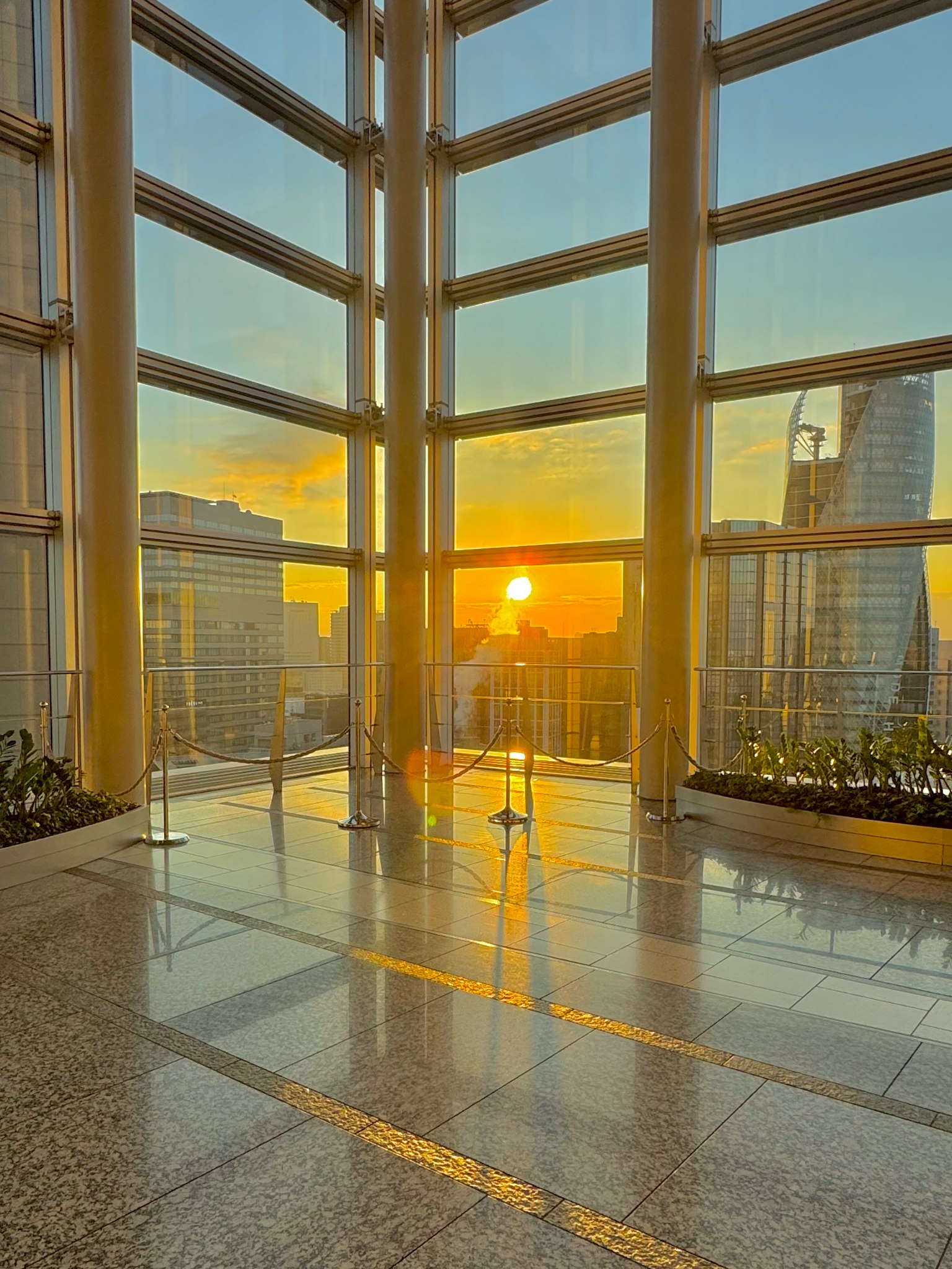 现代建筑大窗户透视的日落景观
