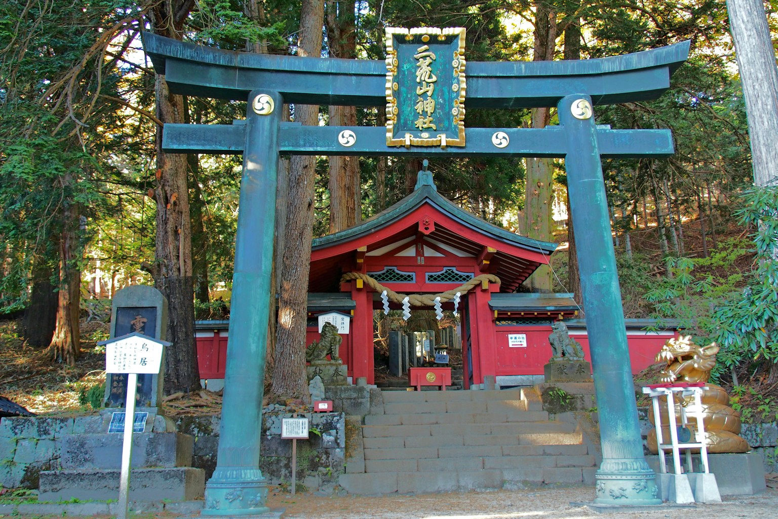 寧靜森林中可見的鳥居和紅色神社