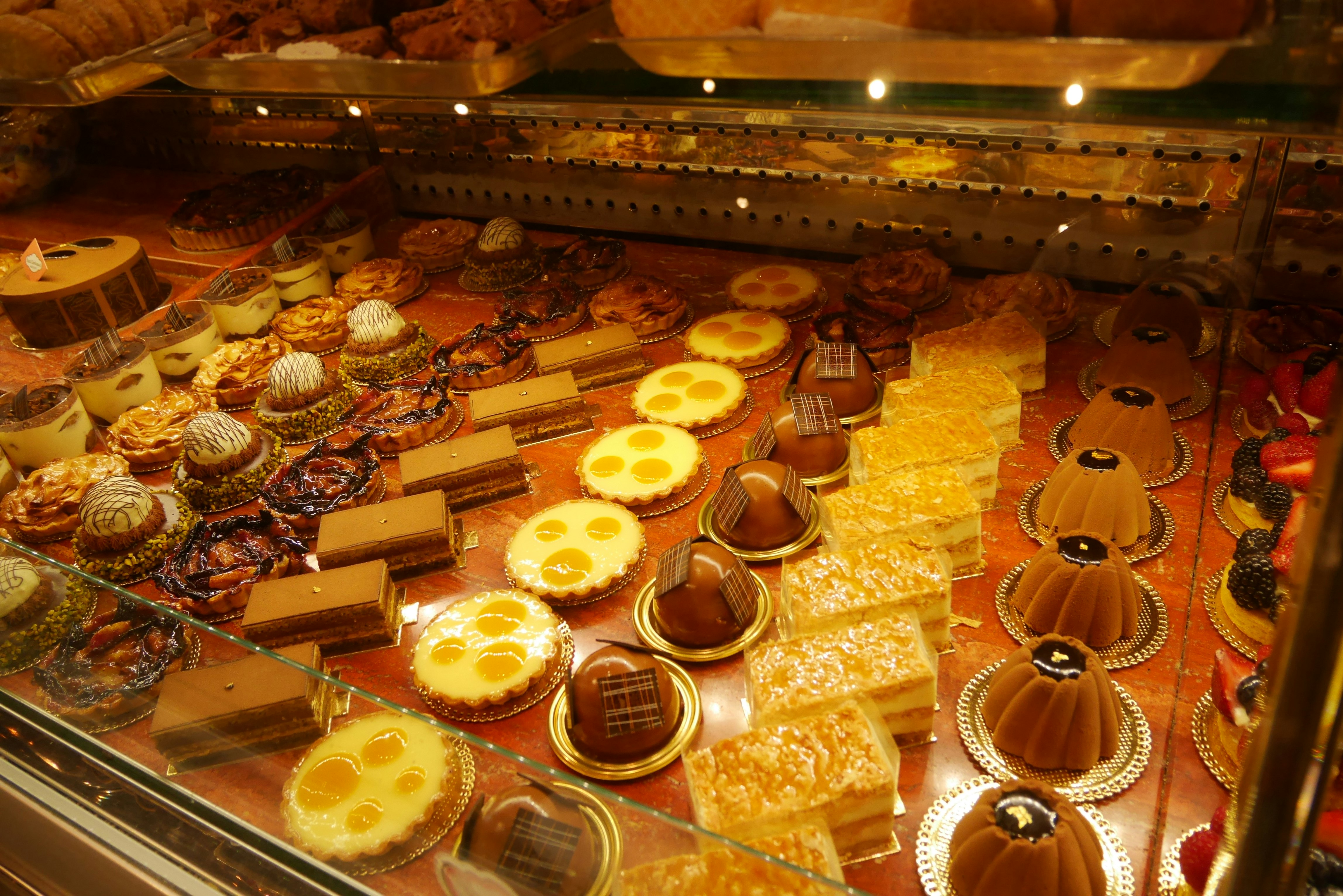 Vitrina con pasteles y chocolates surtidos en una panadería