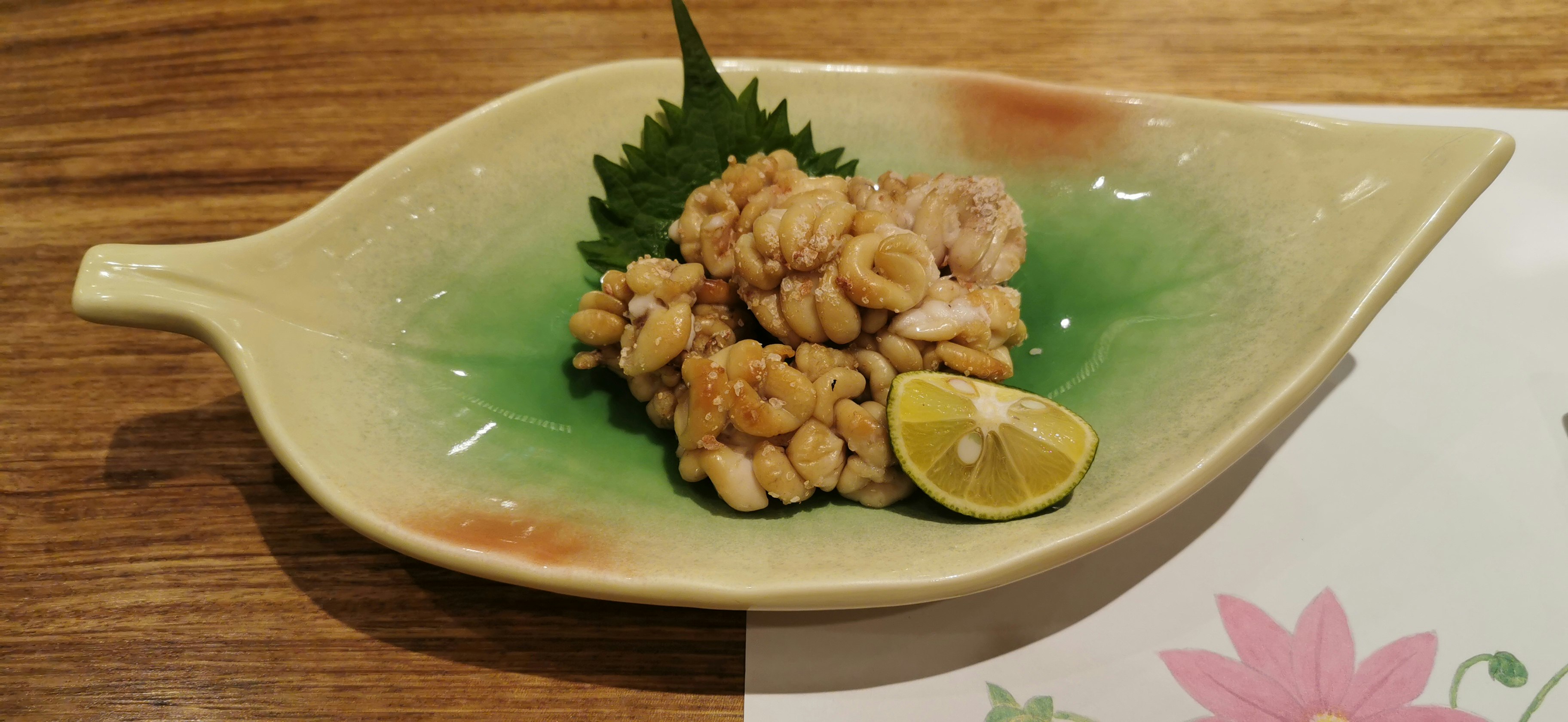 木桌上小盘里配柠檬的豆类菜肴