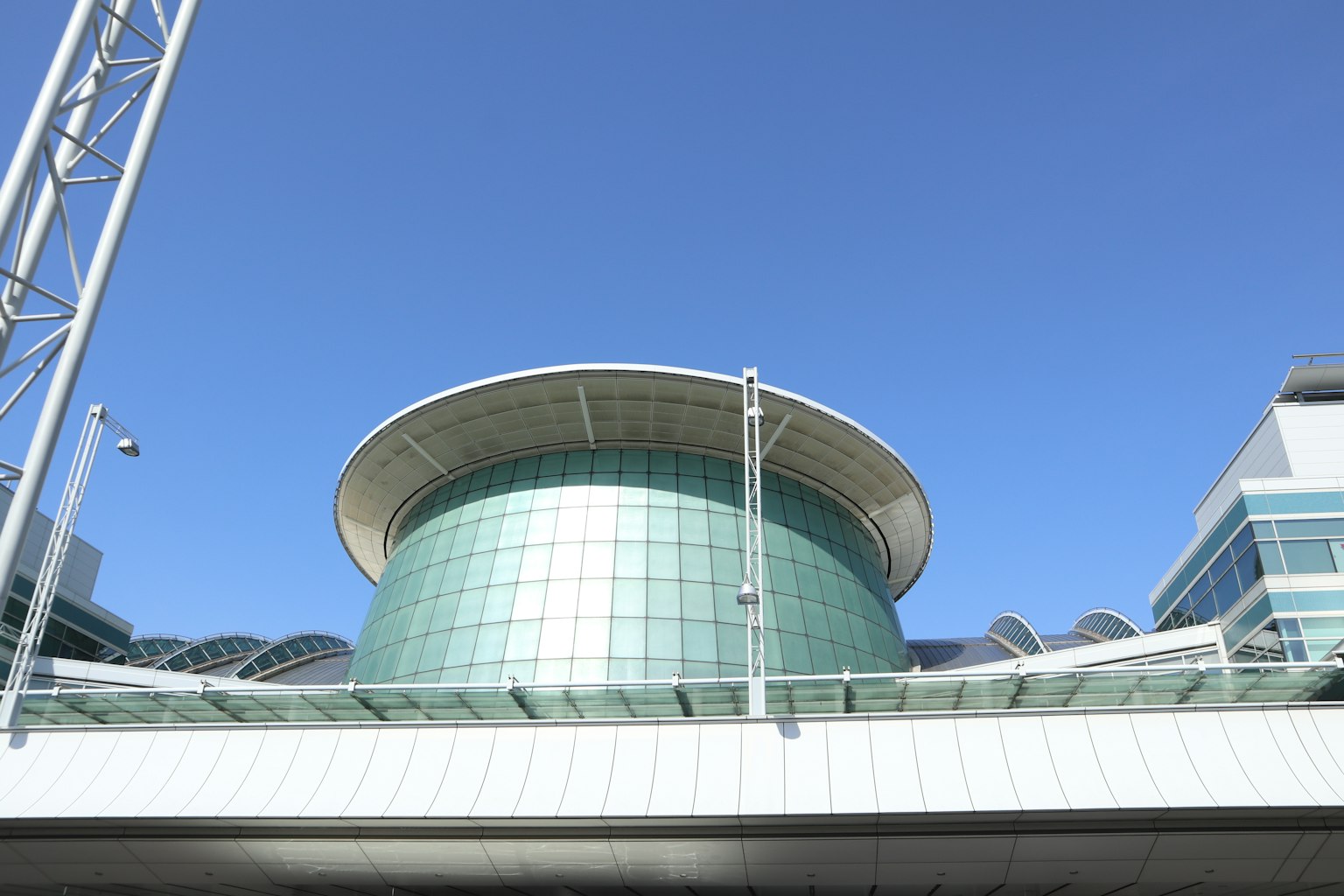 藍天下的圓形玻璃建築及周圍現代建築