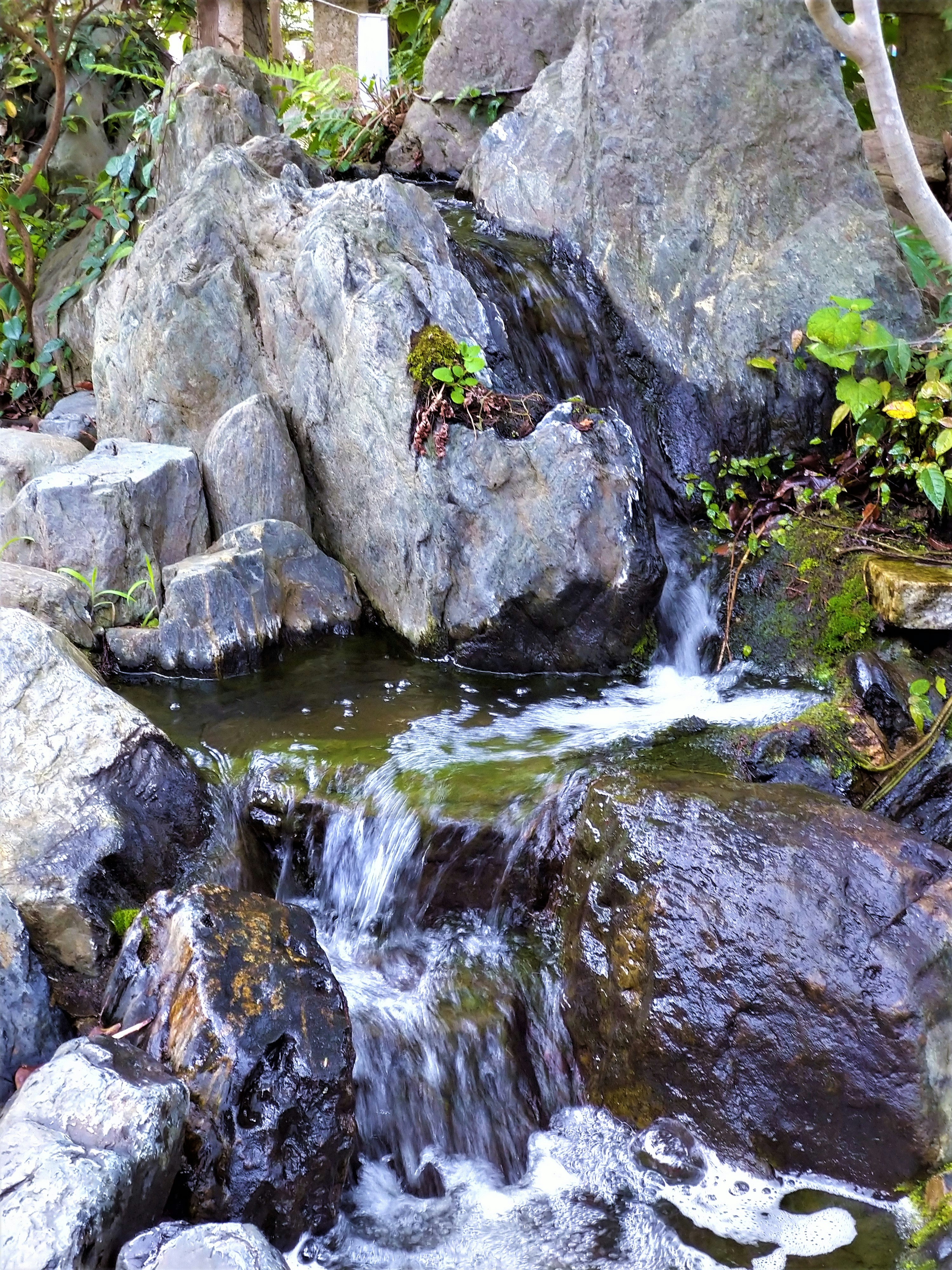 air terjun kecil dan aliran sungai di antara bebatuan