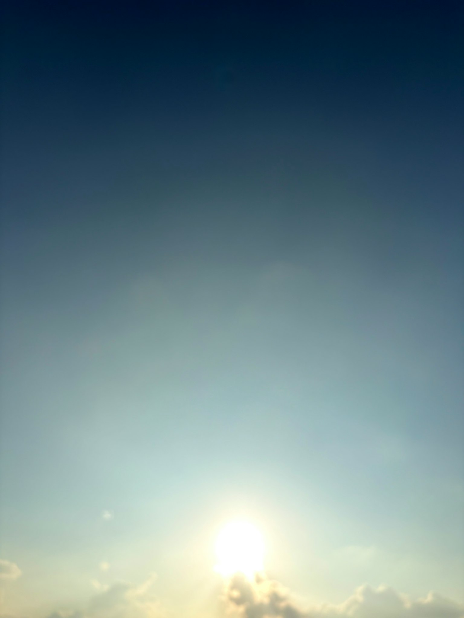 Sole luminoso in un cielo blu chiaro