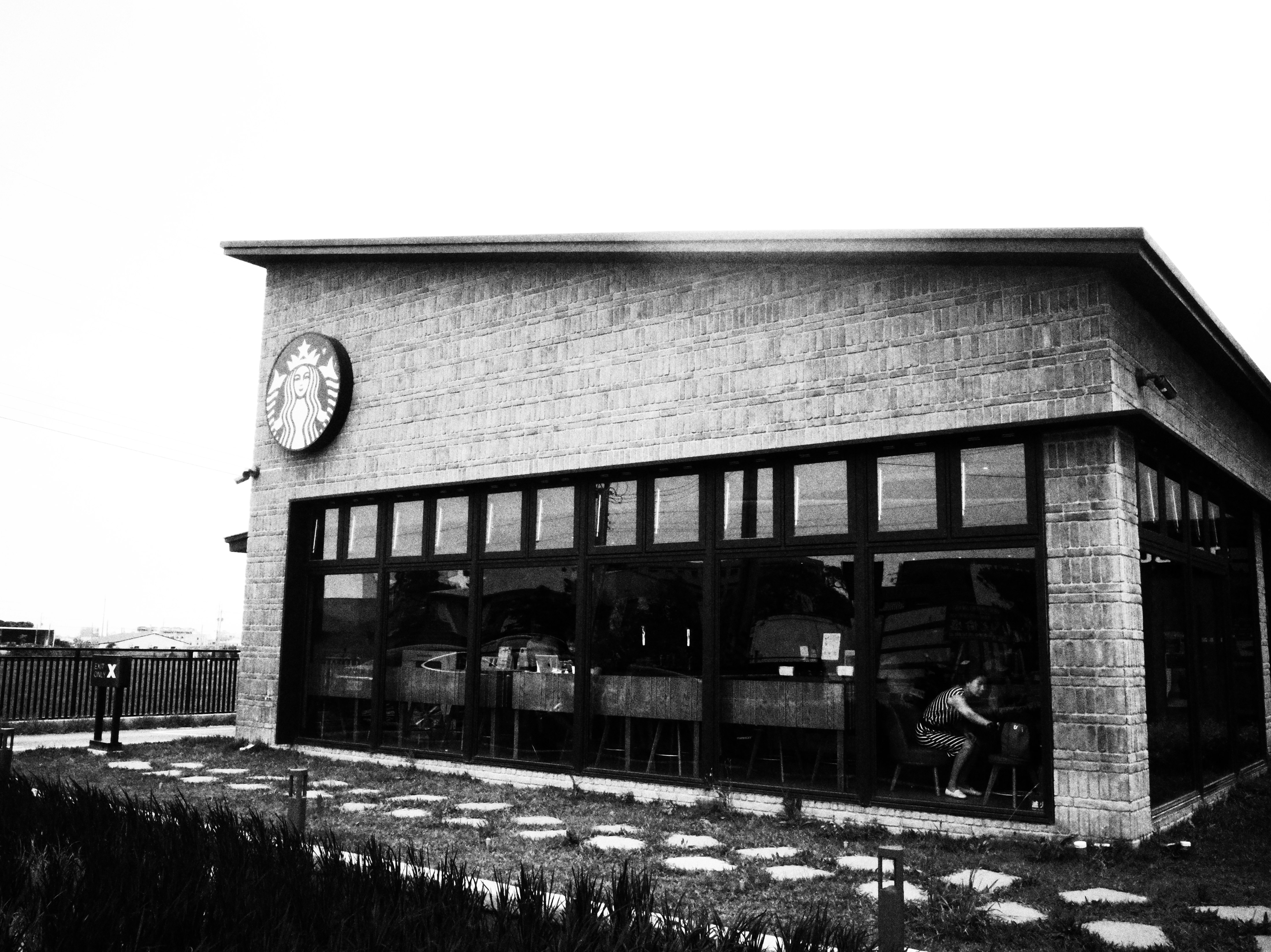 foto en blanco y negro de un edificio de ladrillo con grandes aberturas