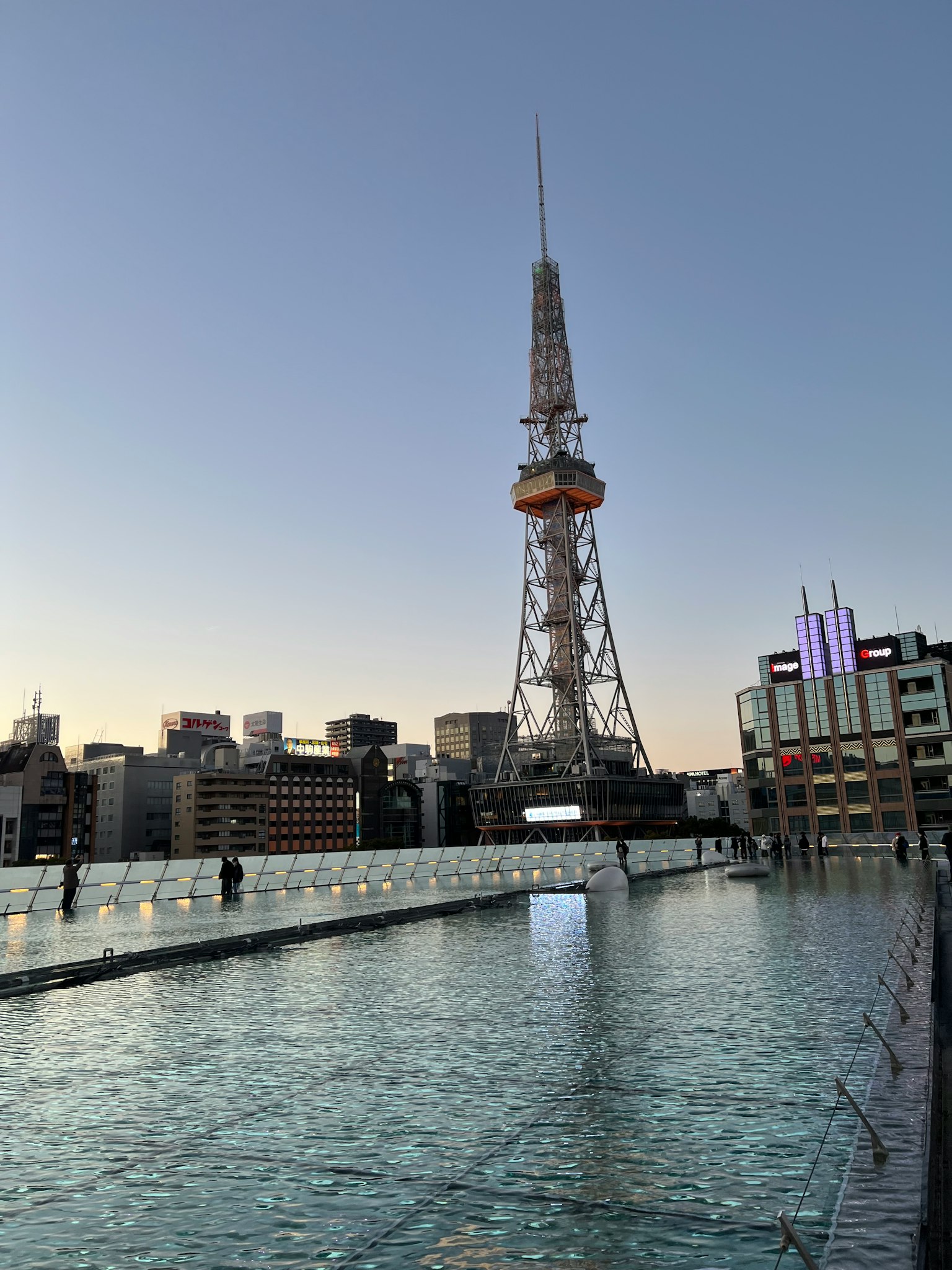 名古屋电视塔与水面上的美丽日落倒影