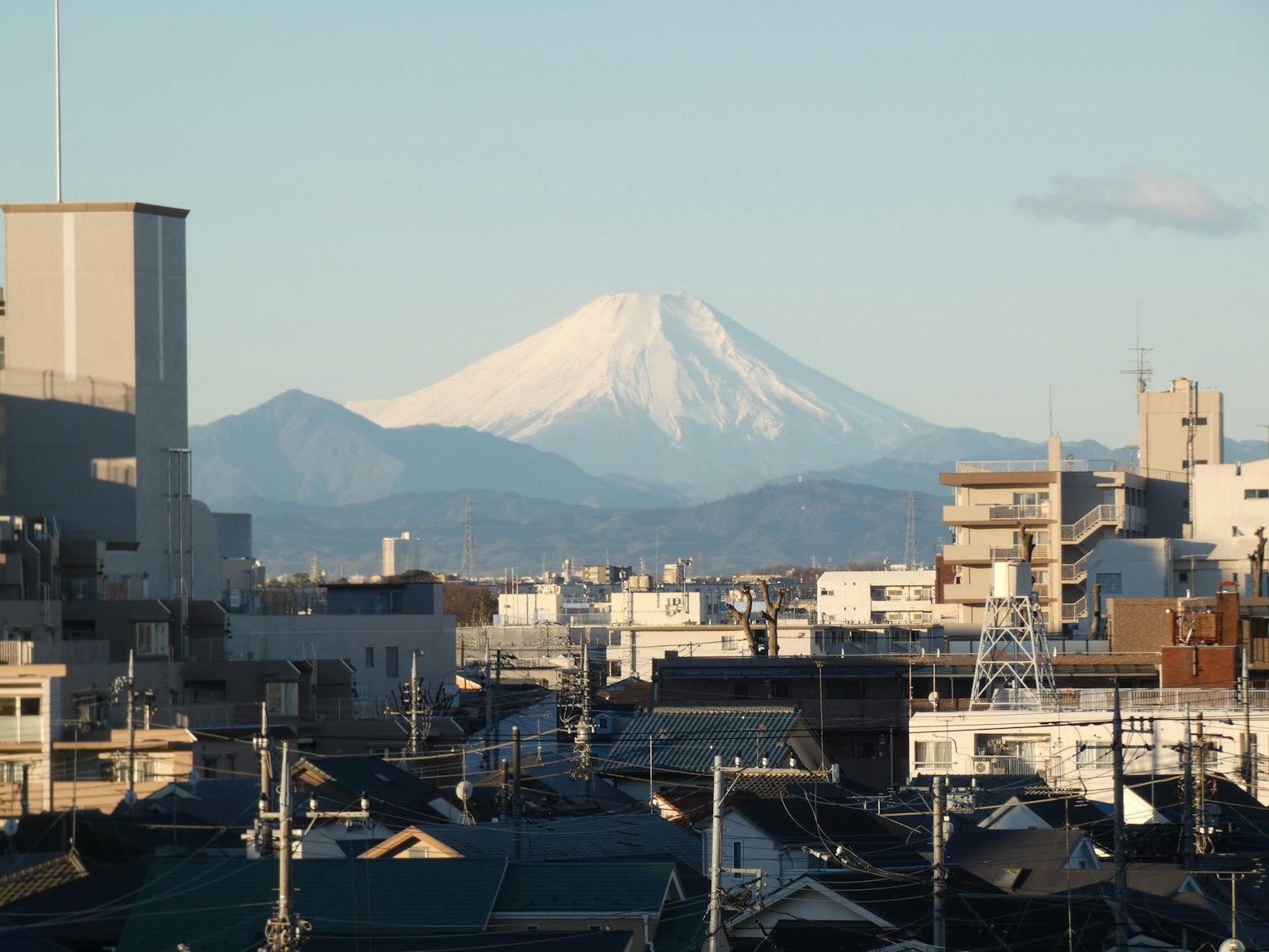 Städtische Landschaft mit dem Fuji im Hintergrund