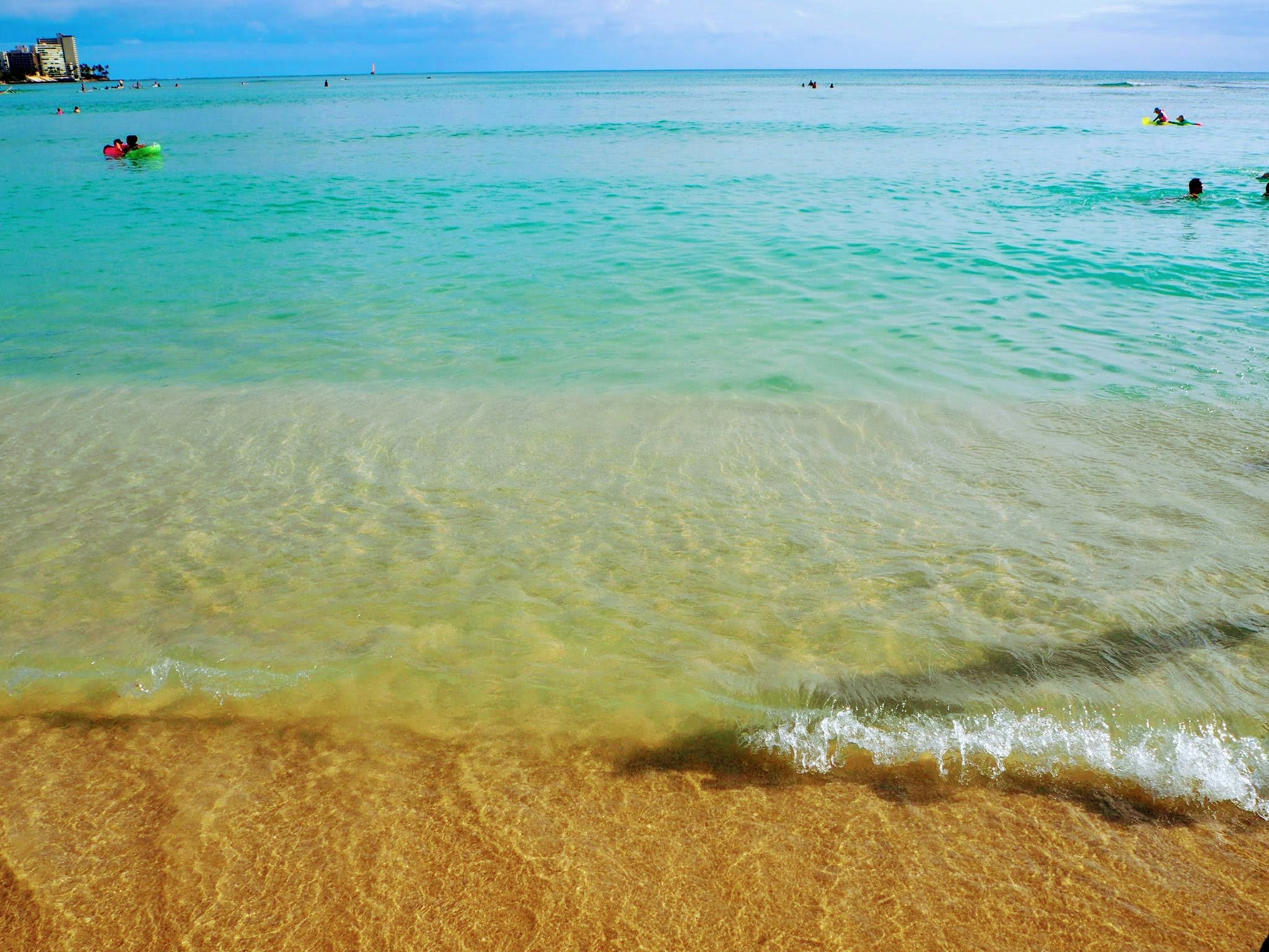 透き通る海と遠浅の波打ち際の風景