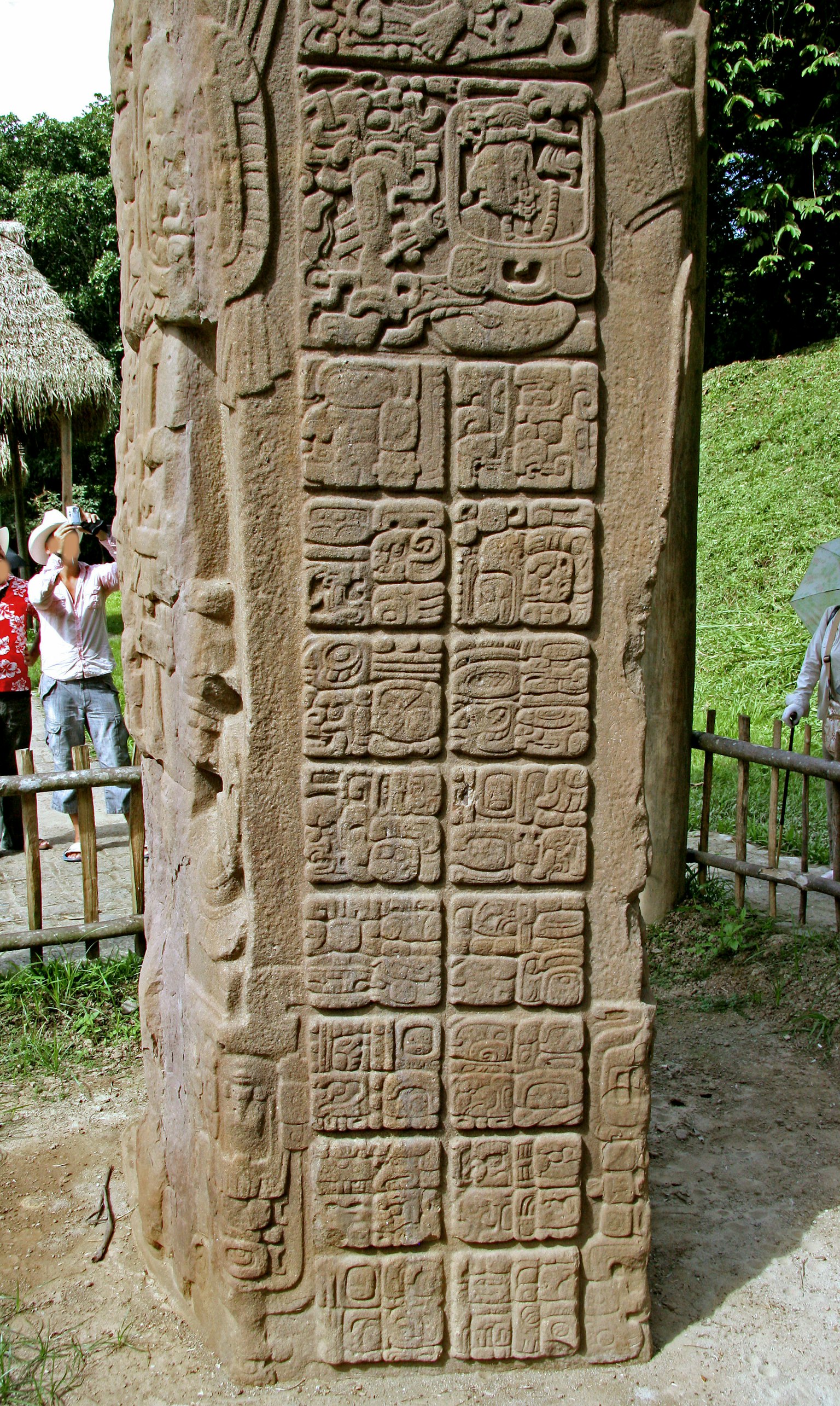 Monument en pierre ancien avec des glyphes mayas sculptés