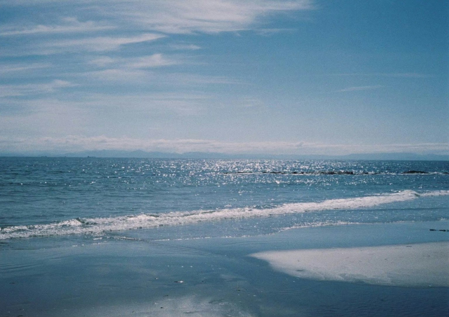 蓝色海洋和天空的风景温柔的波浪拍打海岸