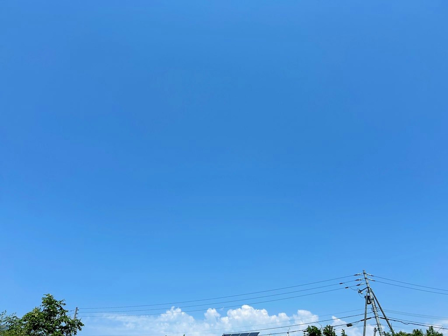 Bầu trời xanh trong với những đám mây trắng