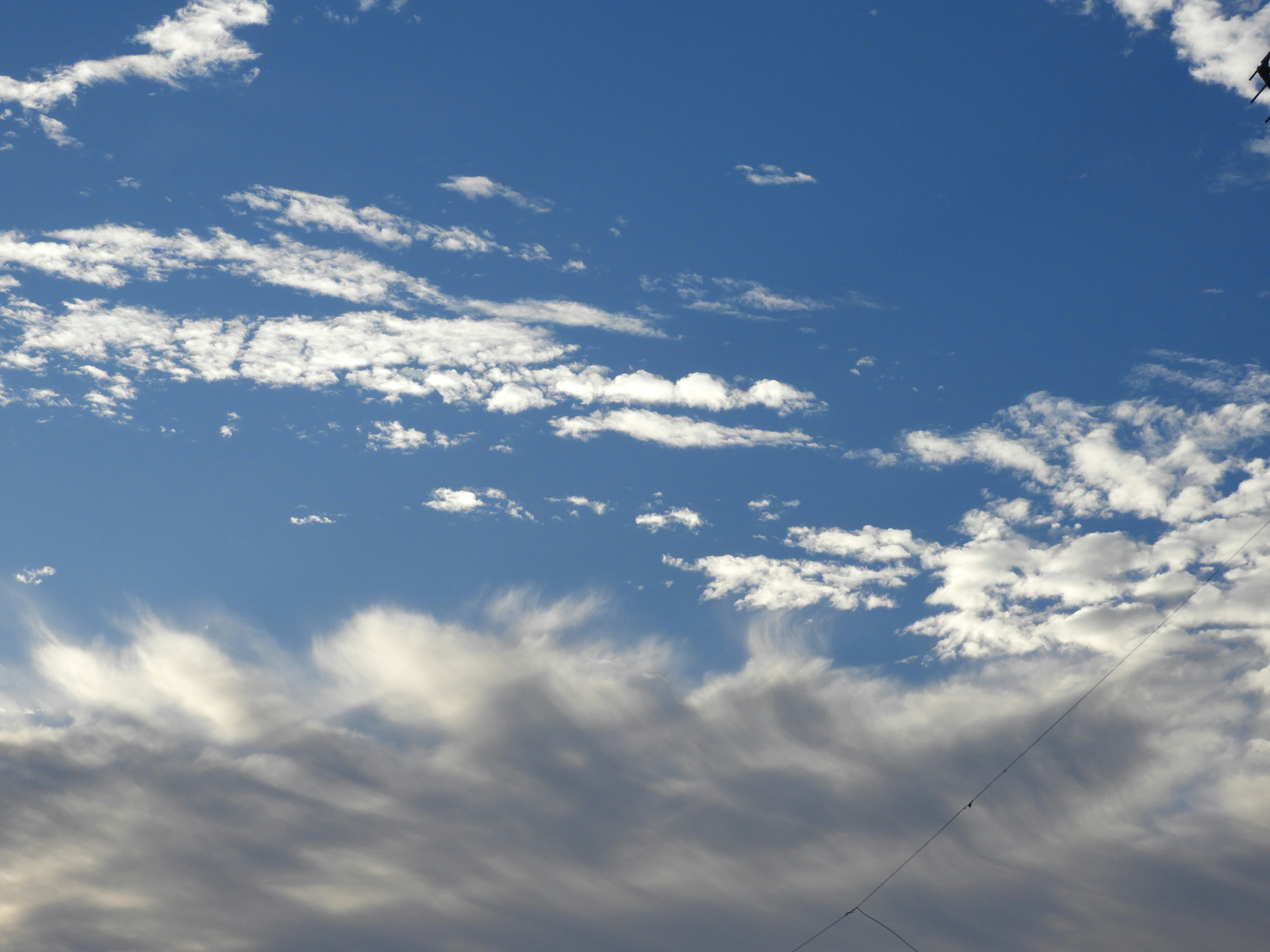 秋空の雲が広がる青空の風景