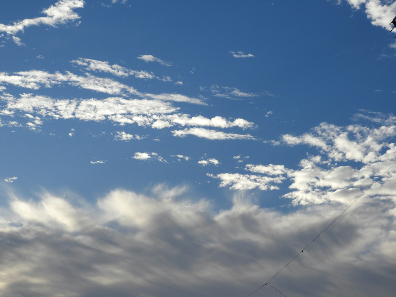 Una vista panoramica di cielo blu con nuvole bianche