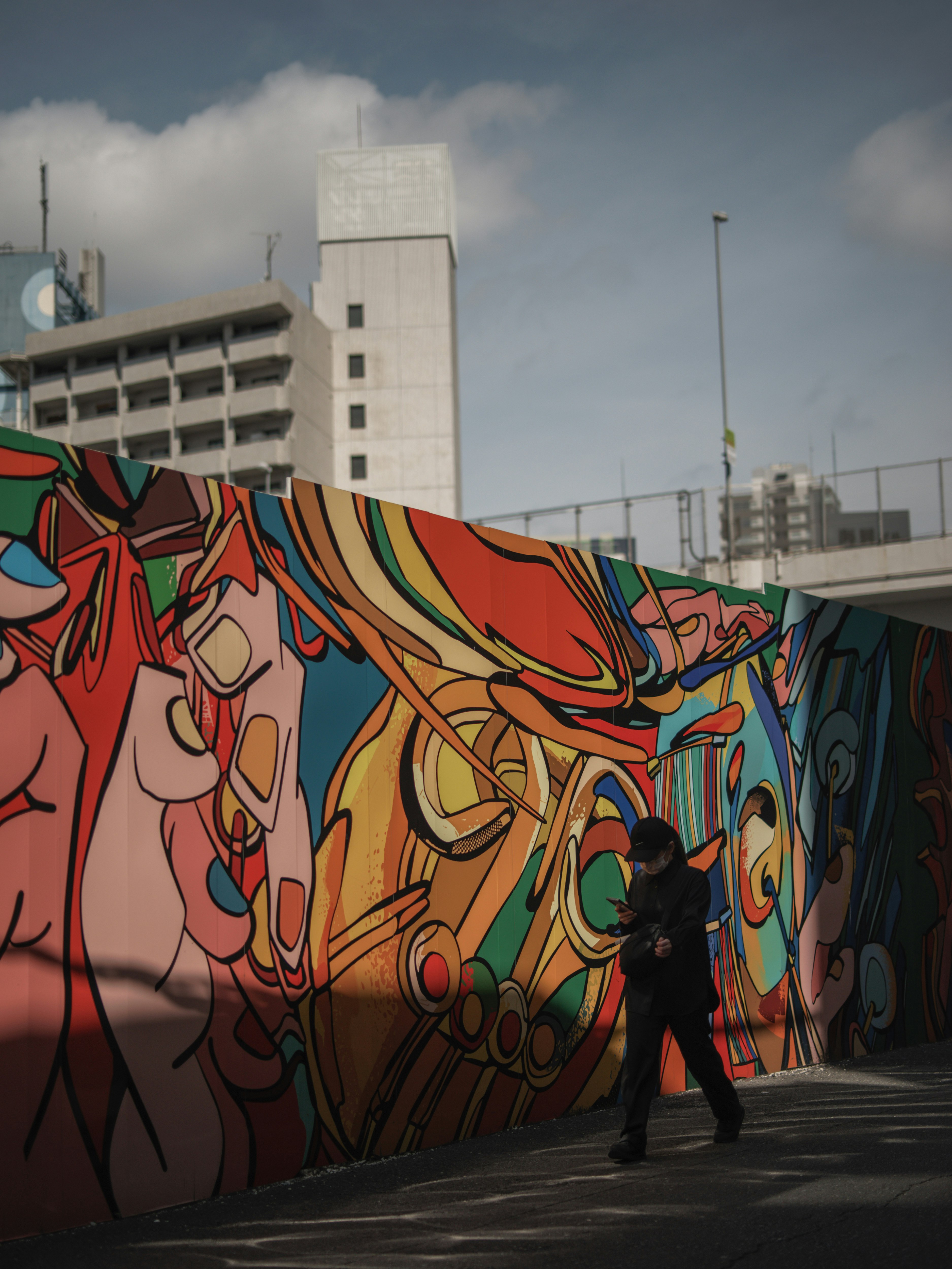 lukisan mural besar di dinding jalan di Roppongi