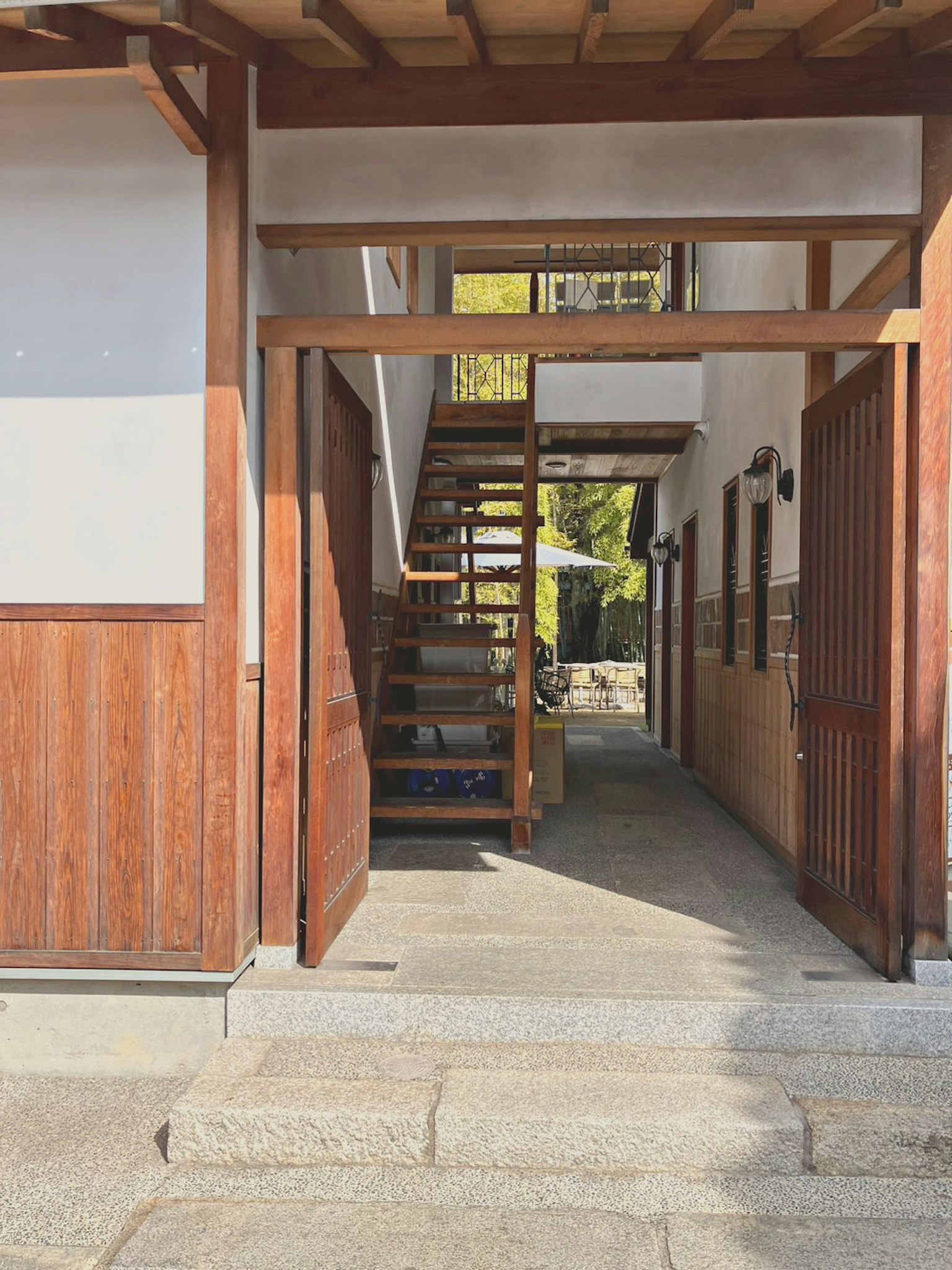 Cour intérieure d'un bâtiment japonais traditionnel avec des escaliers en bois