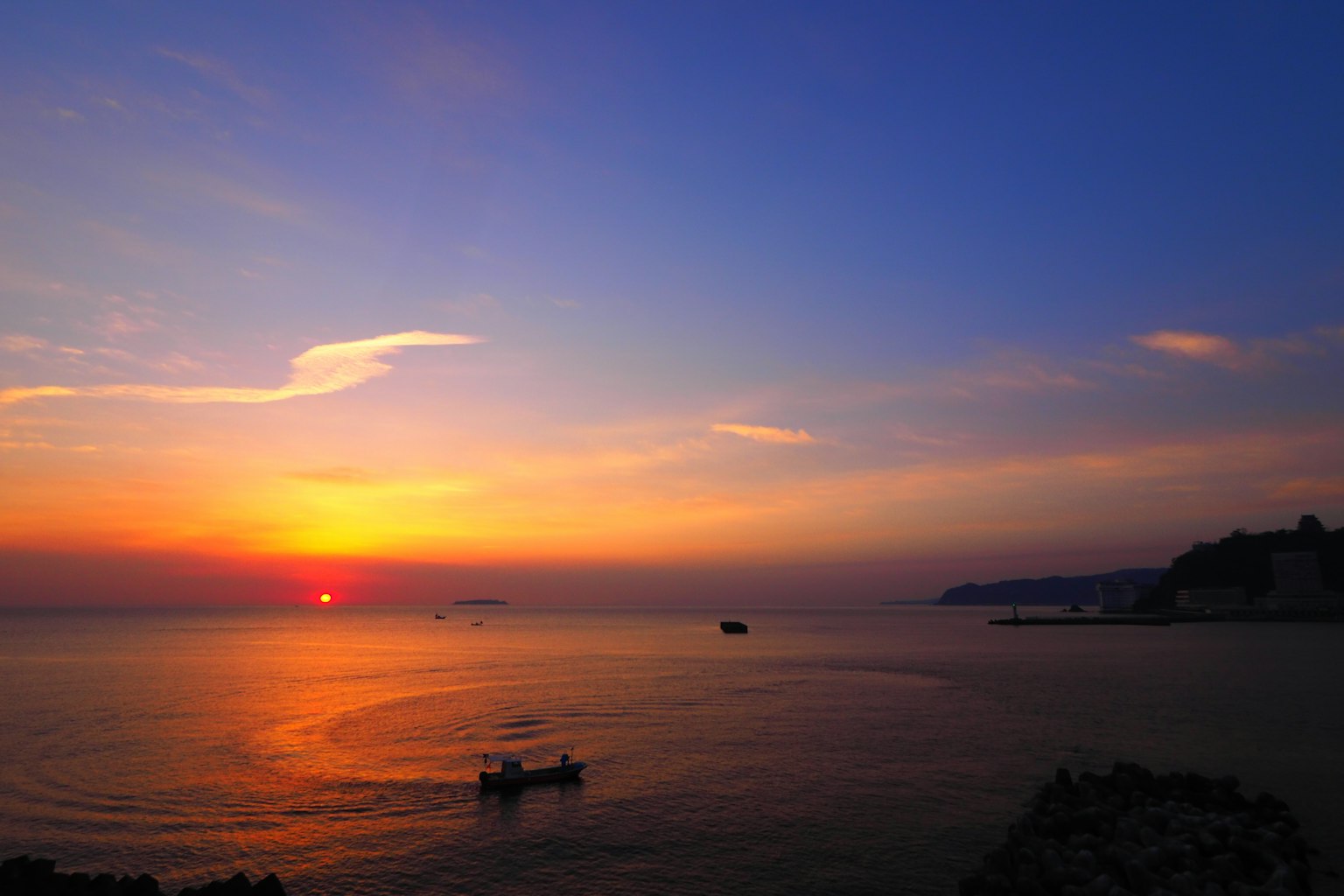 海面上美丽的日落与静静漂浮的船只