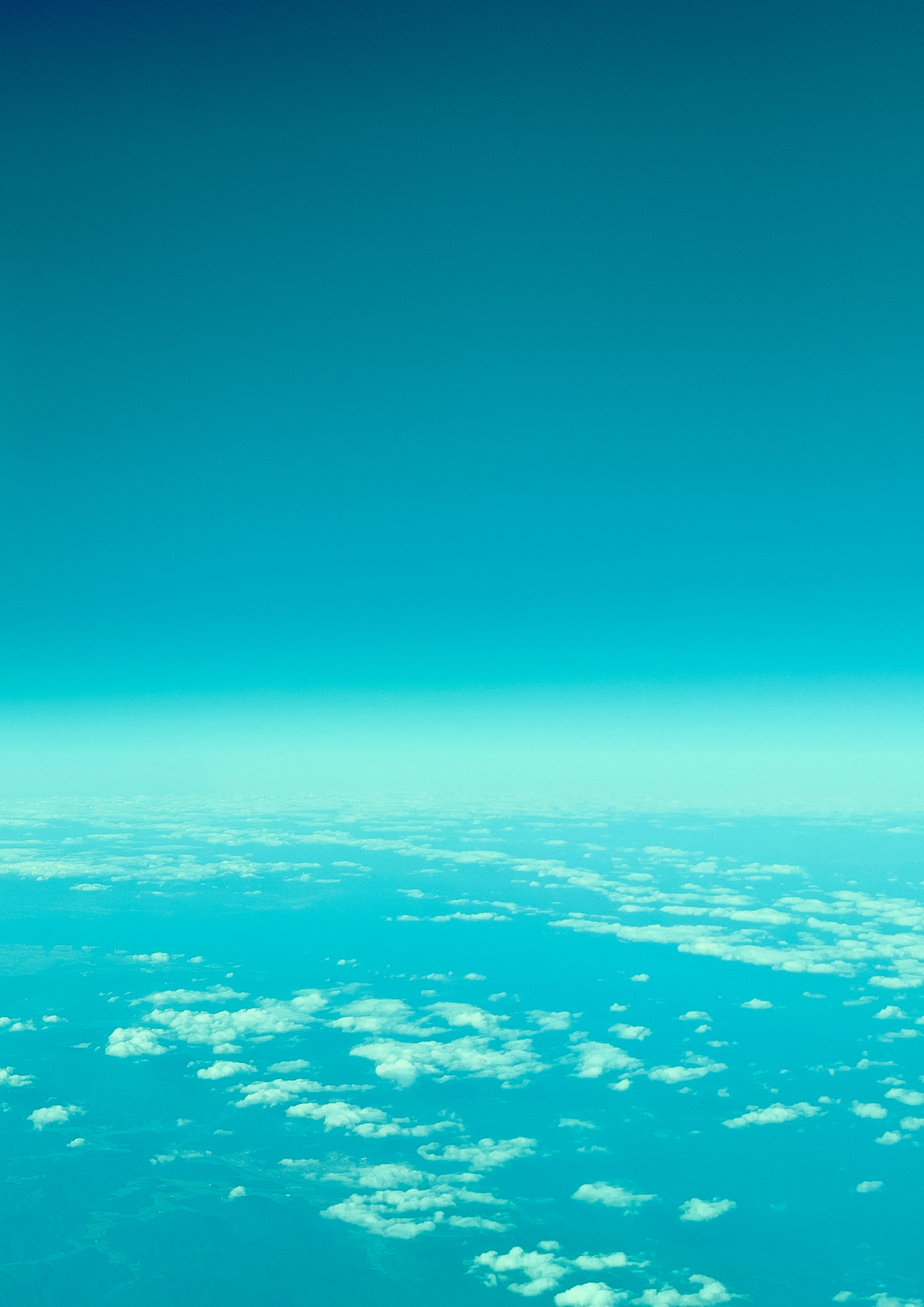 青い空と雲の広がりが見える空撮