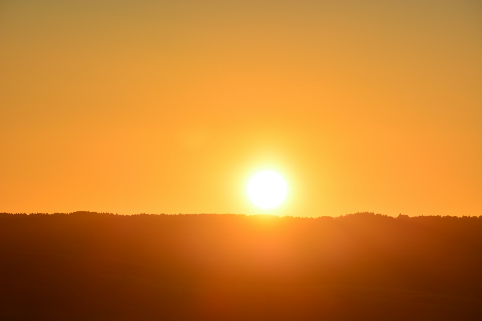 Magnifique coucher de soleil sur l'horizon