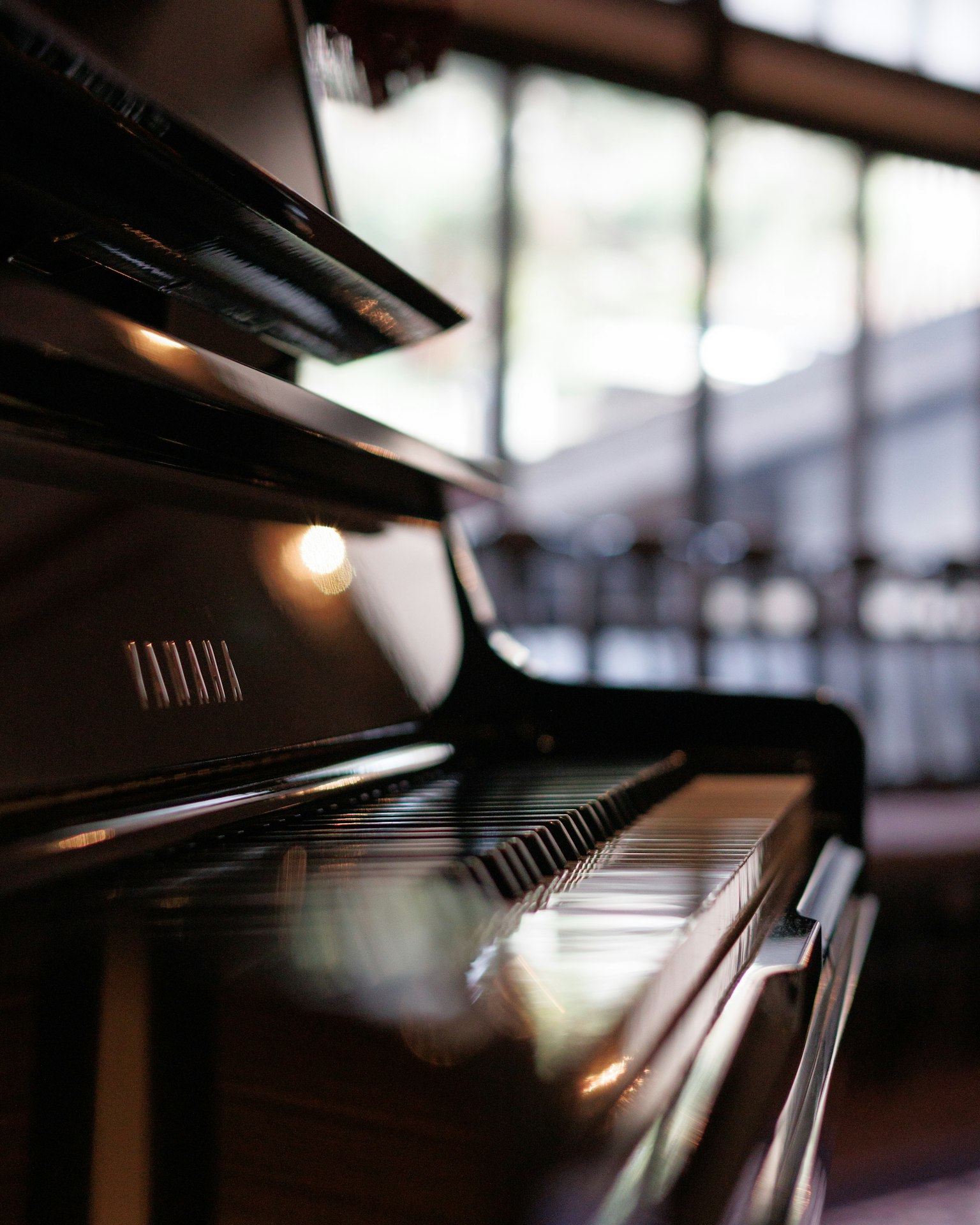 Gros plan sur un clavier de piano et un corps noir