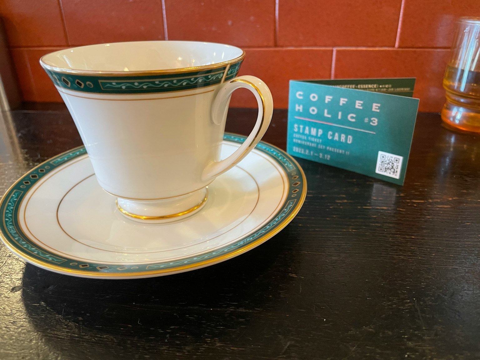 咖啡杯和茶碟放在咖啡店的桌子上