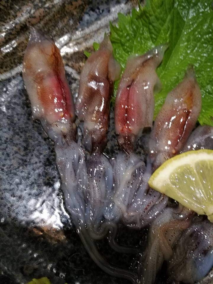 配檸檬的活蝦拼盤