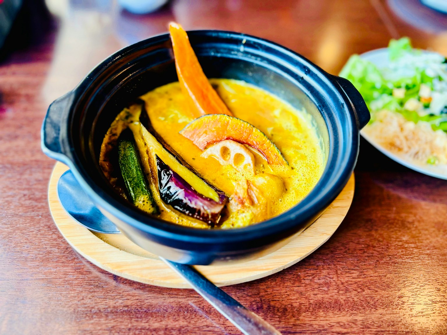 Vegetable curry served in a black pot