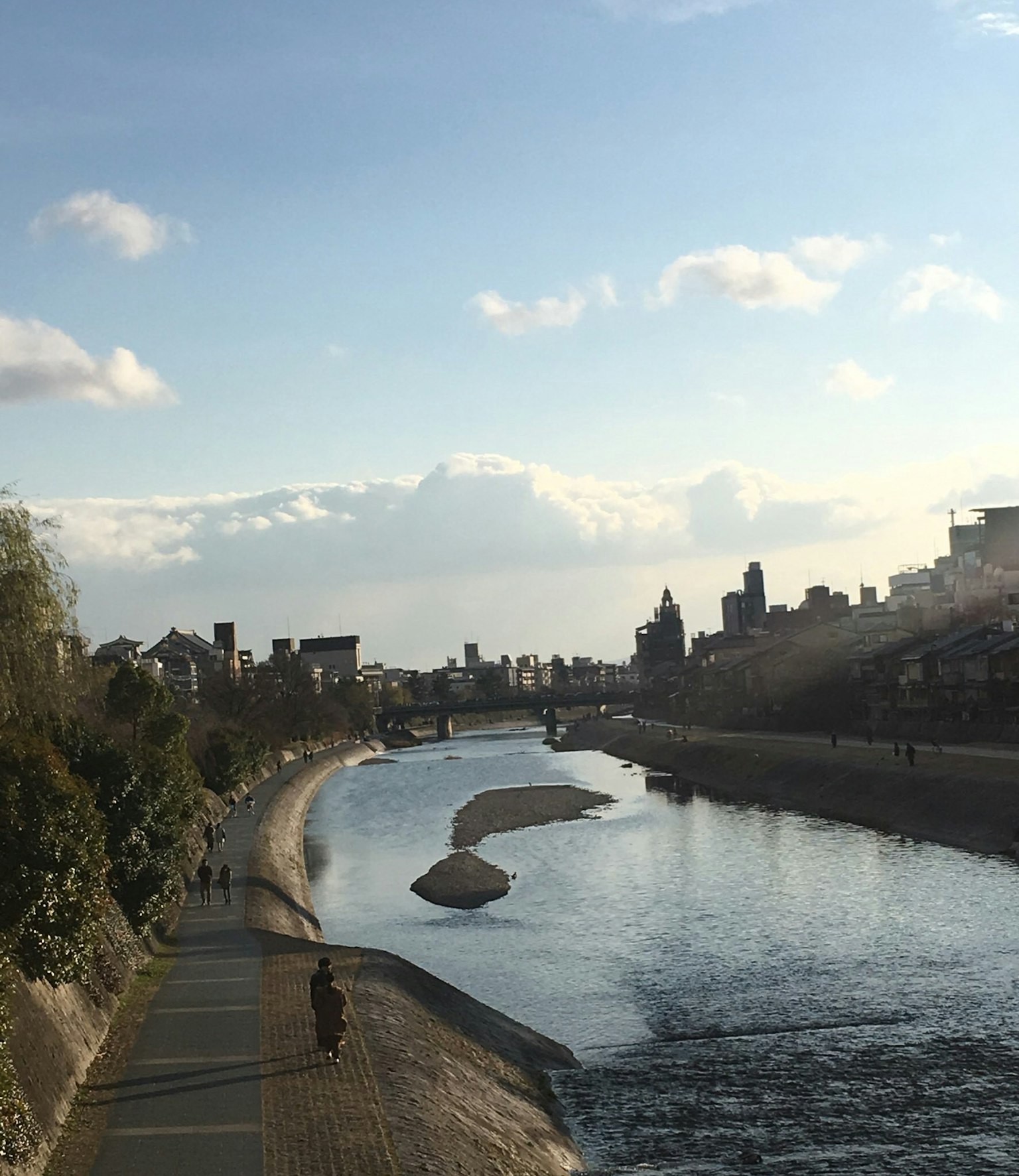 Fiume tranquillo con paesaggio urbano sullo sfondo