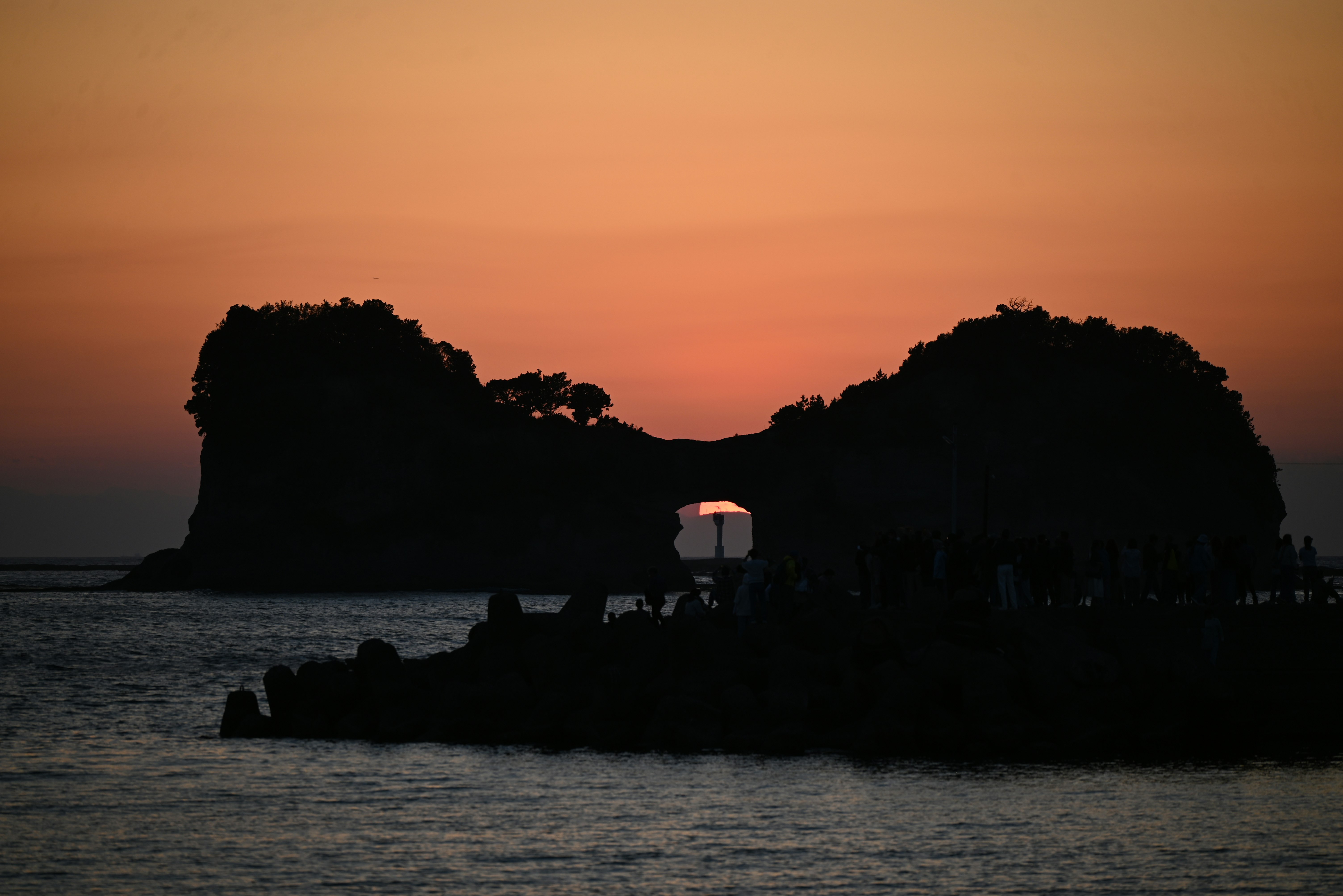 夕焼けの海と小さな島のシルエット
