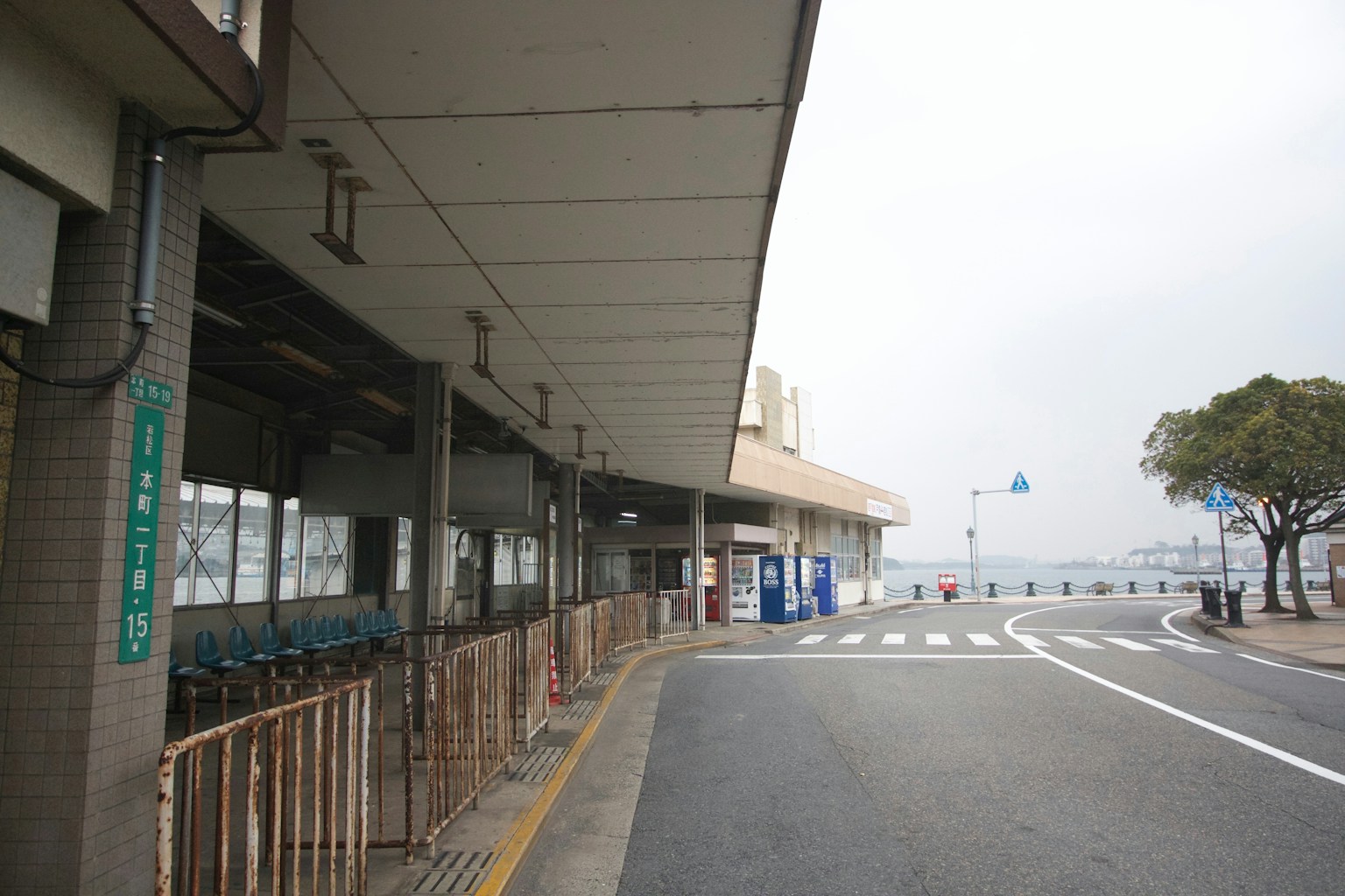 Ampio marciapiede sul mare con esterno dell'edificio