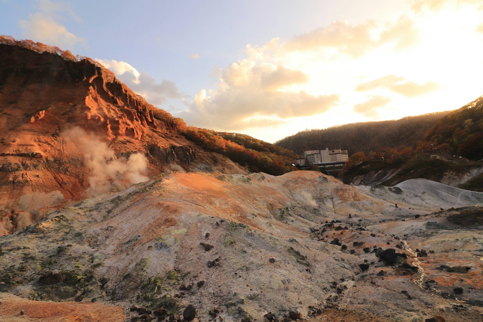 Paysage volcanique avec une belle lumière de coucher de soleil