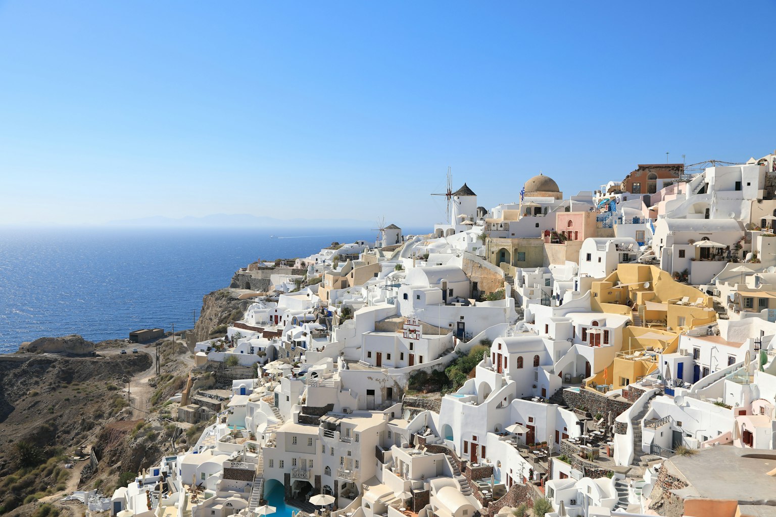 Hermoso paisaje de Santorini con casas blancas y mar azul
