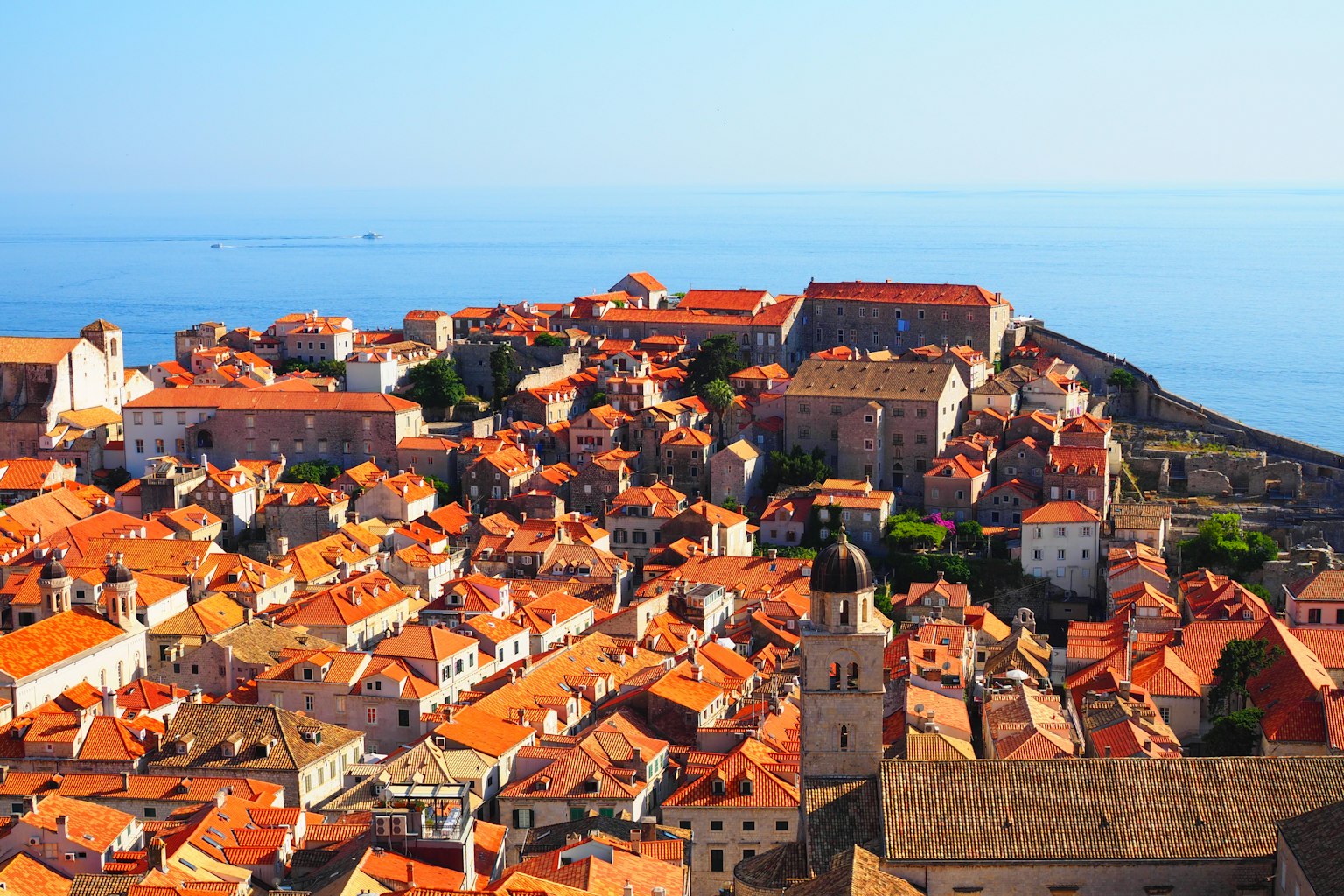 Vista panoramica di Dubrovnik con tetti arancioni contro il mare blu