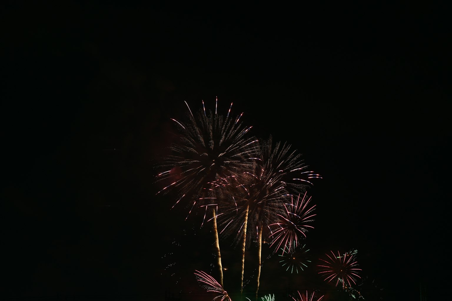 夜空中綻放的五彩煙花