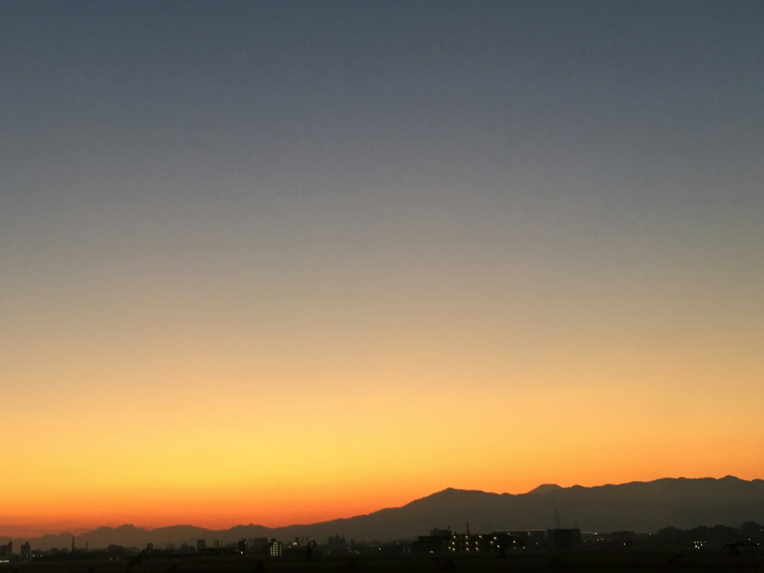 Schöner Sonnenuntergangshimmel mit sichtbaren Bergen