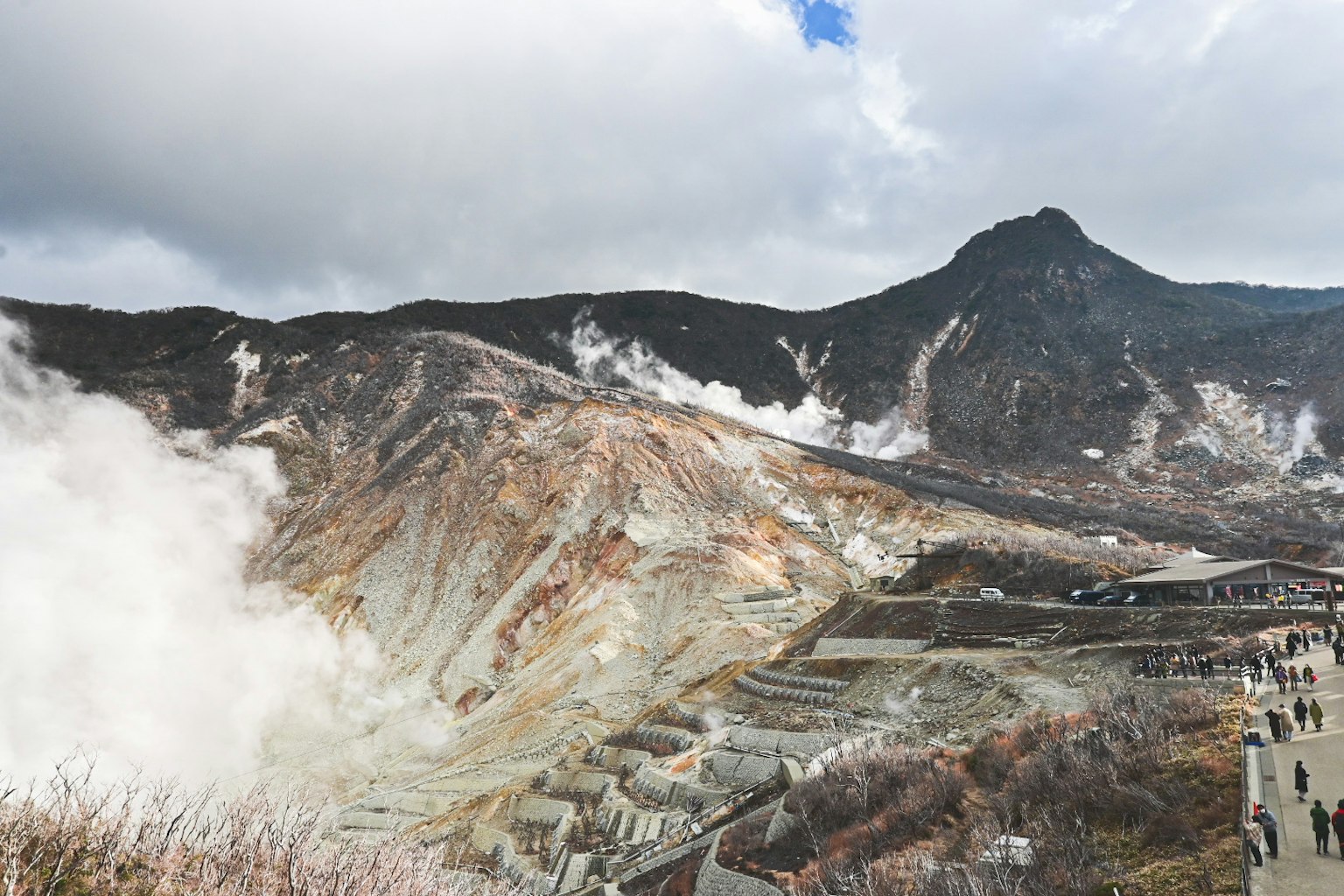 Vue panoramique de la vallée de l'enfer d'Oita avec montagne et vapeurs