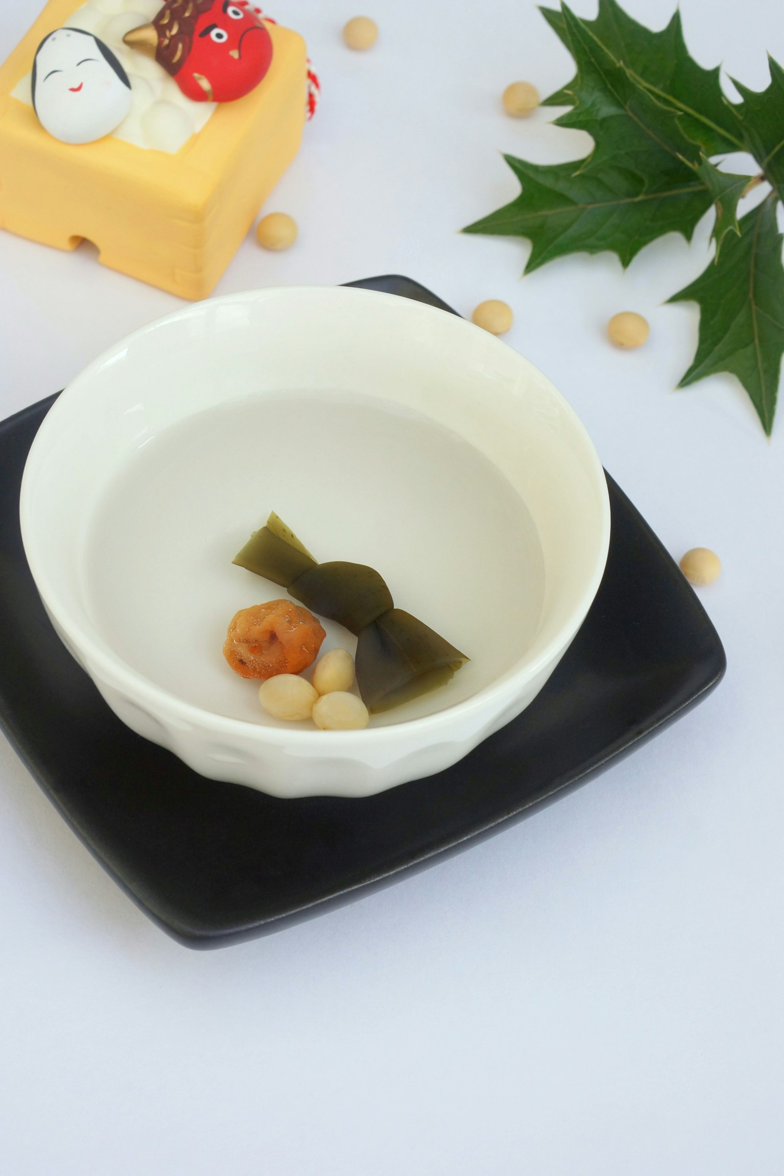 白色碗中的清湯，漂浮著海帶和其他食材