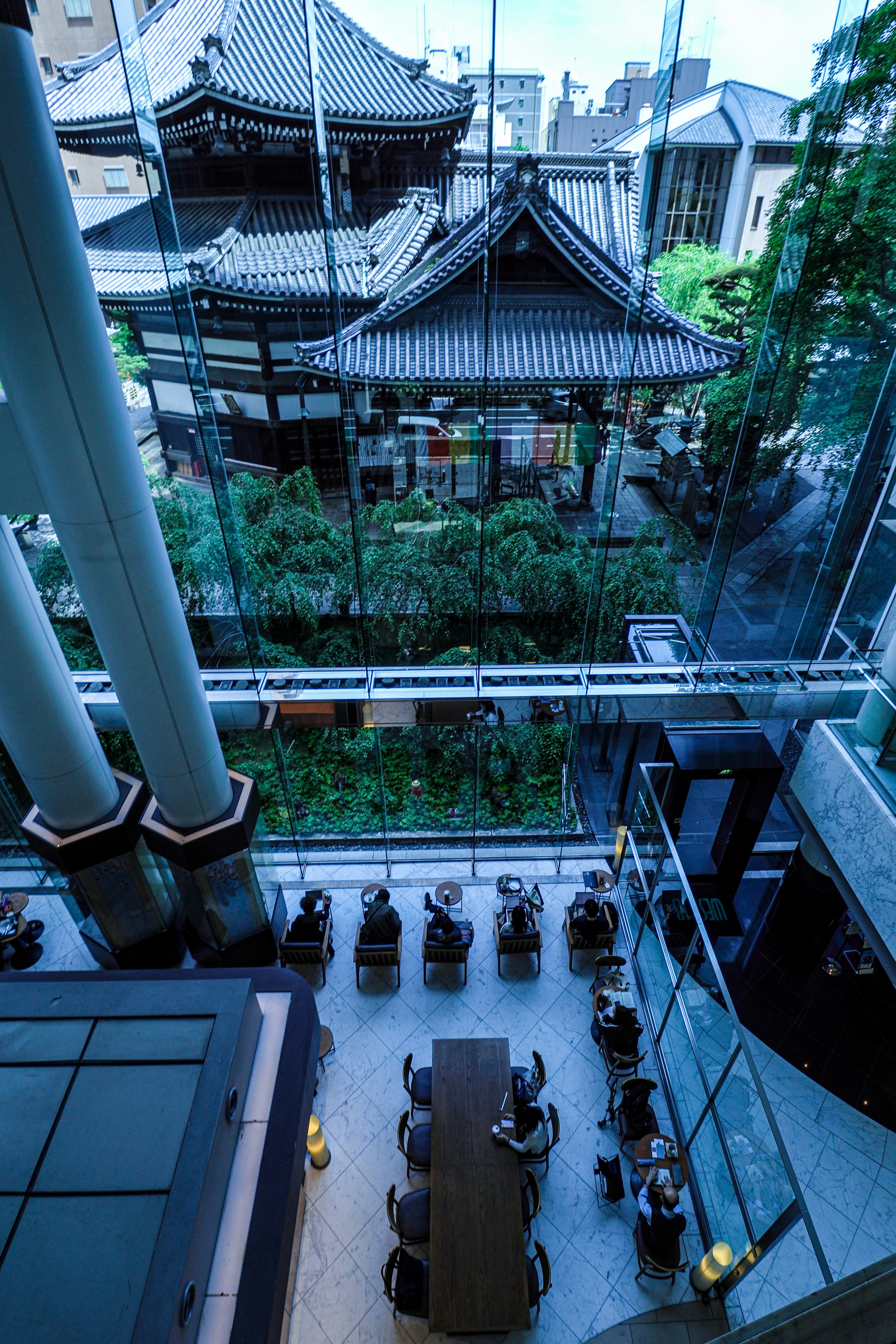 京都・六角堂が見える窓辺の景色