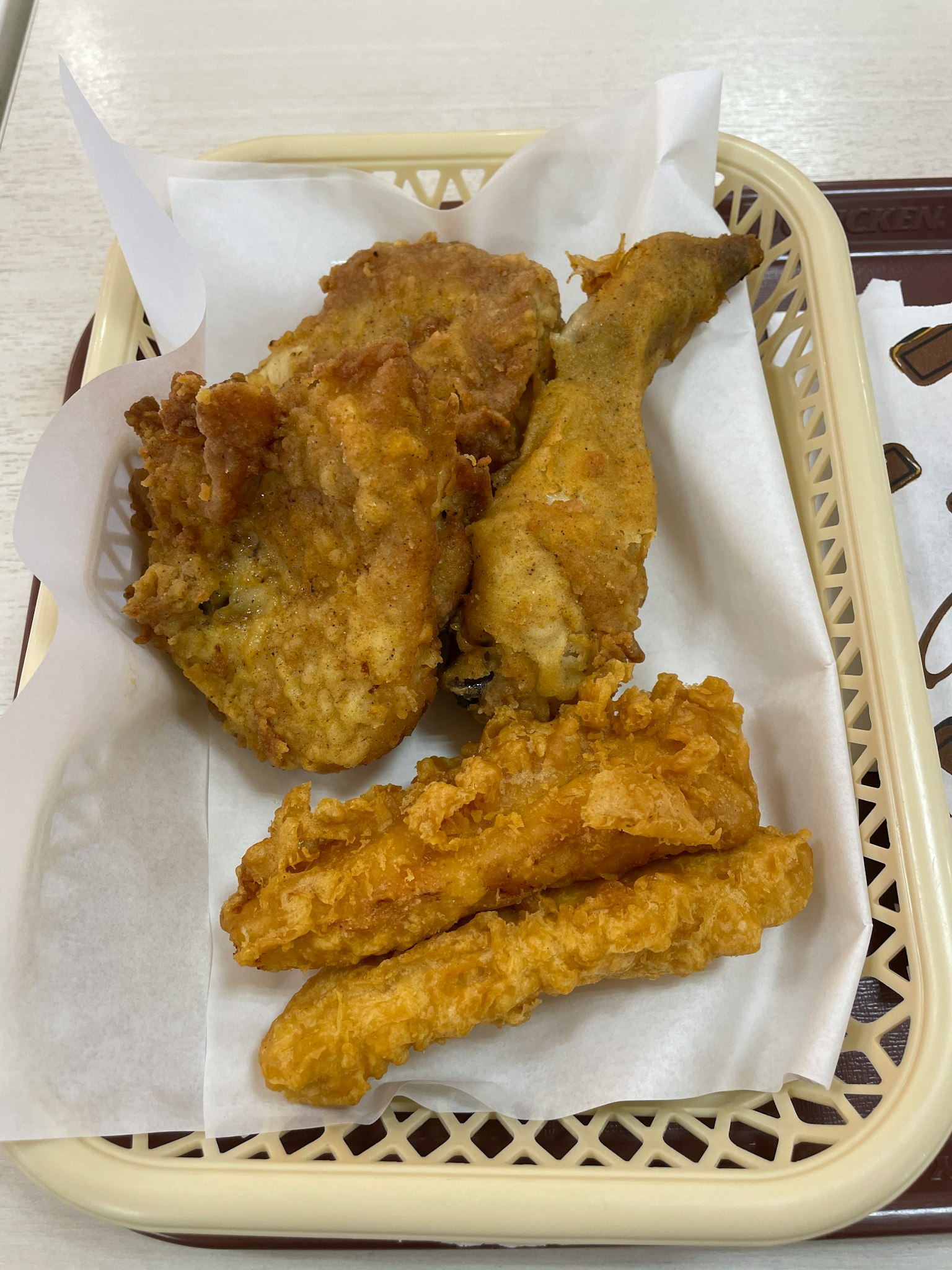 Canasta de trozos de pollo frito variados