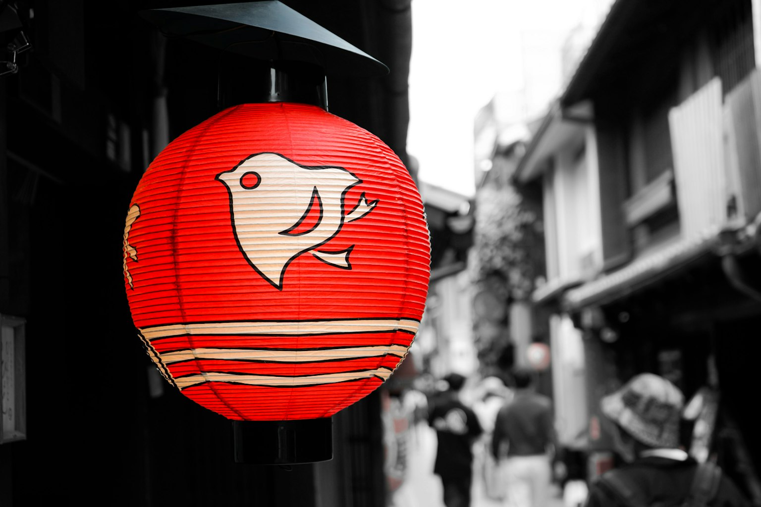 Lanterna rossa con un design di uccello bianco