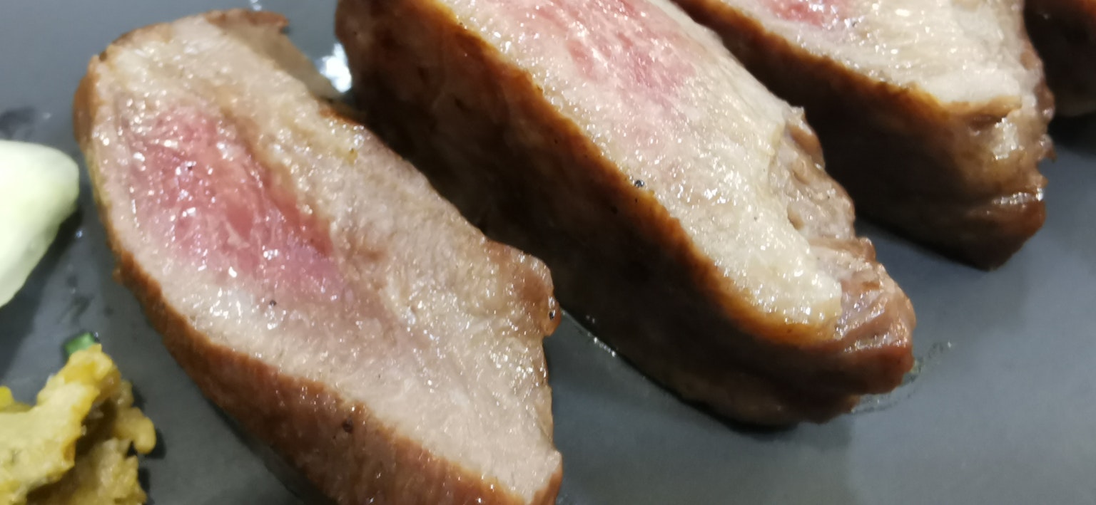 切片的熟肉放在盘子上