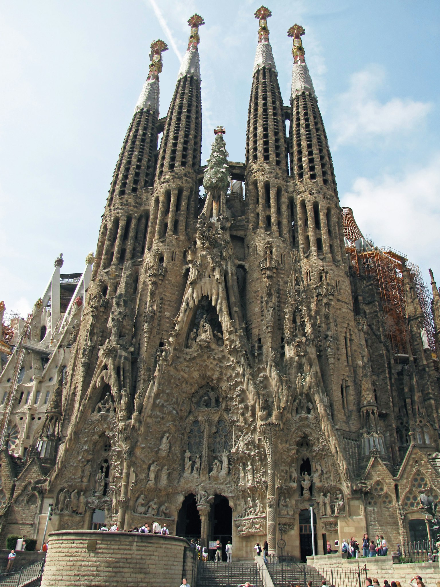 La façade majestueuse et les flèches de la Sagrada Familia