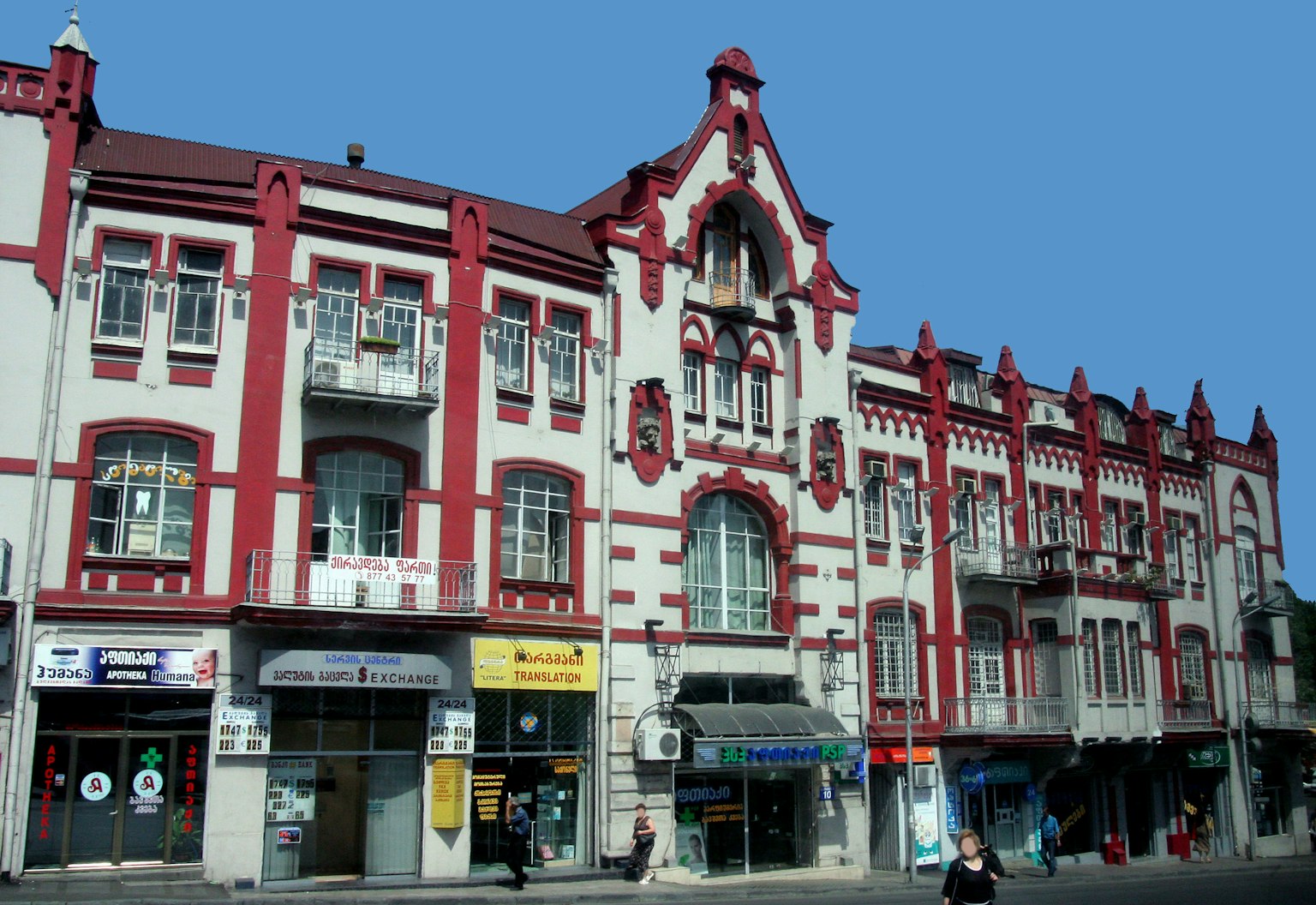 Historische Gebäude mit roten und weißen Verzierungen