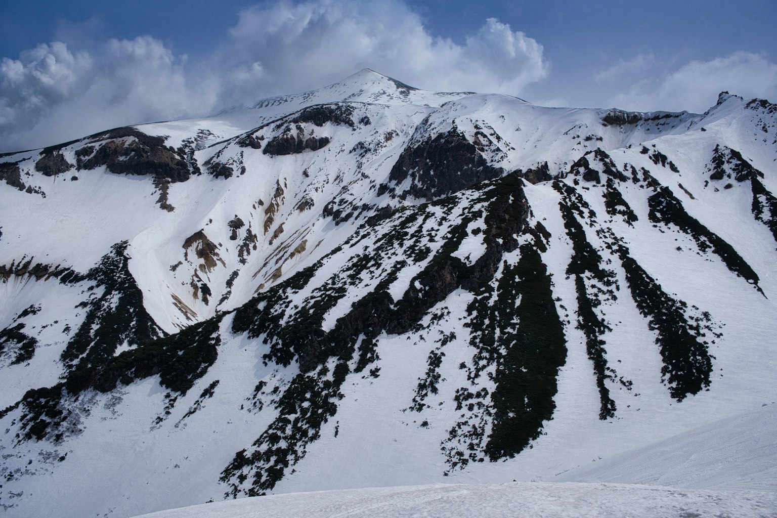蓝天下的雪山