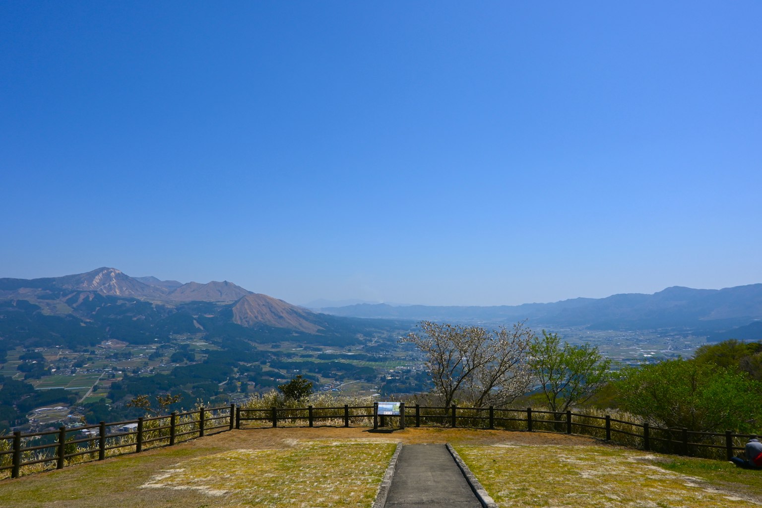 在晴朗藍天下的山谷和山脈景色 通往風景的道路