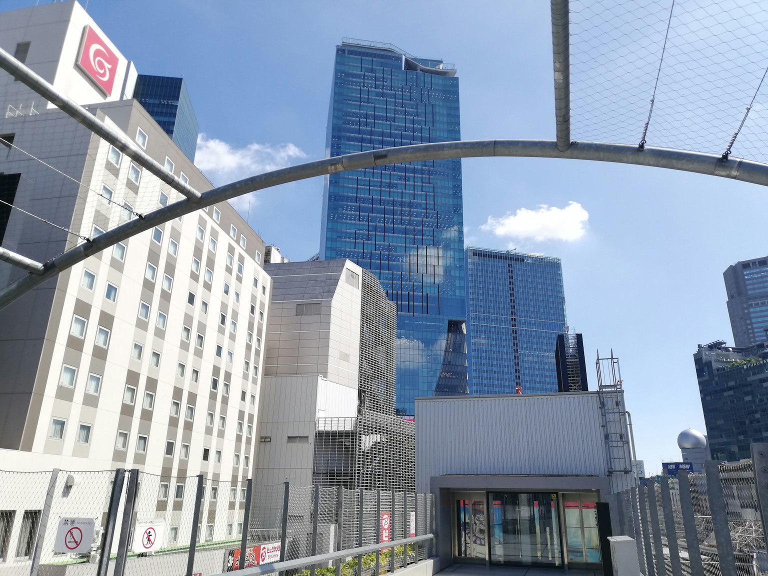 Vista de rascacielos bajo un cielo azul en un paisaje urbano moderno