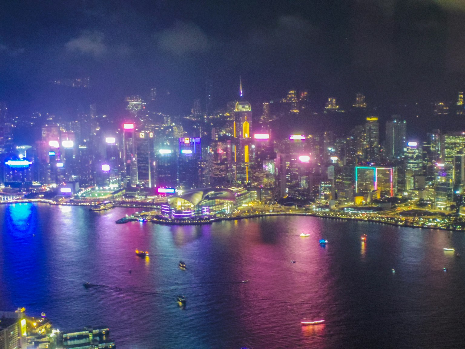Vista notturna di Hong Kong, luci al neon brillanti, skyline, riflessi sull'acqua