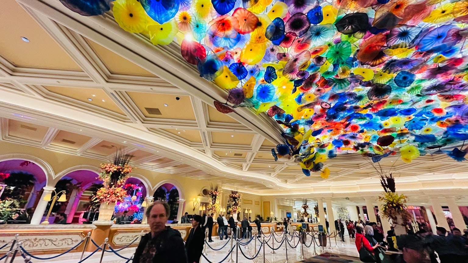 Luxuriöse Lobby mit farbigem Glasdeckenkunst