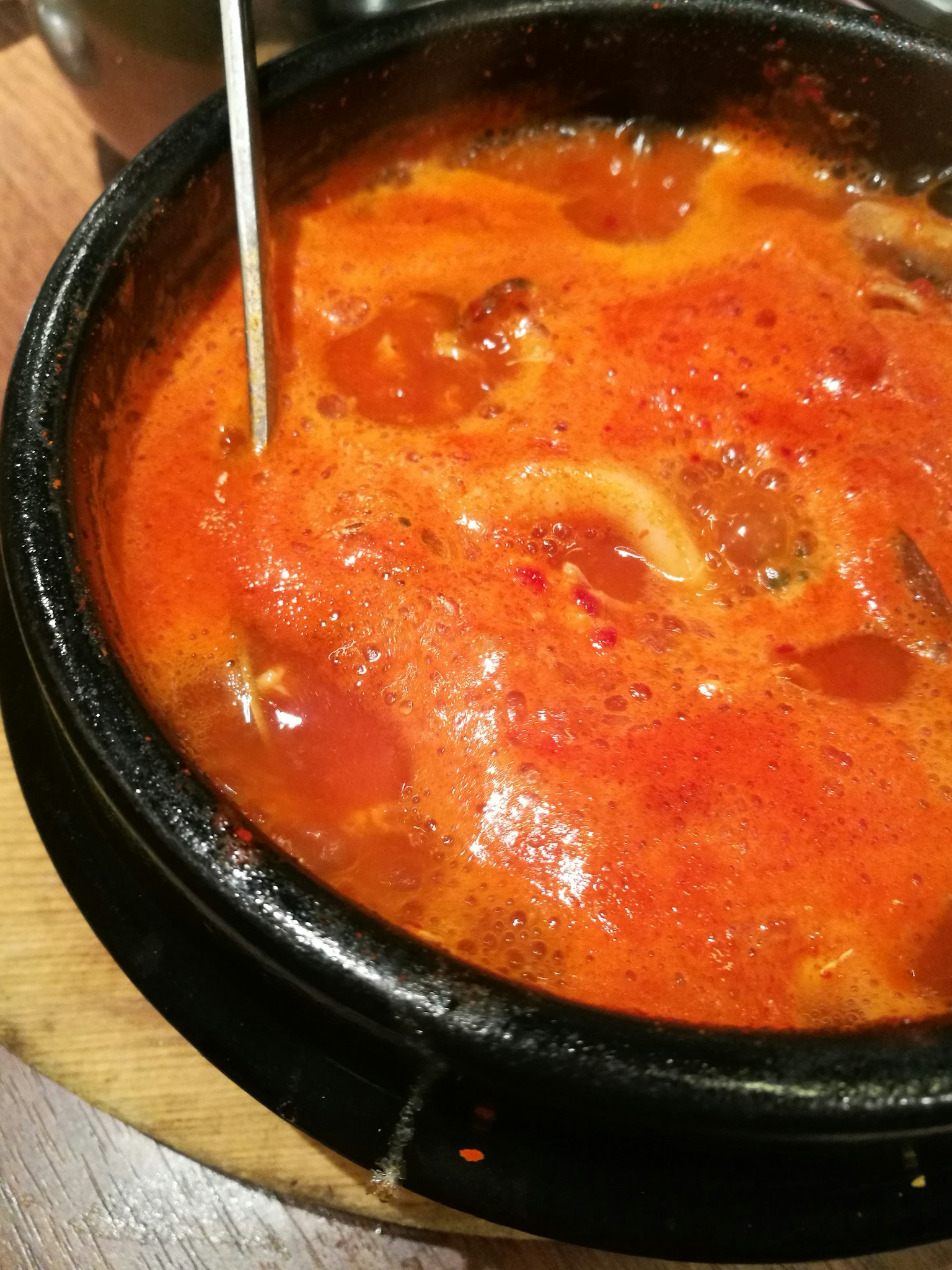 Braising chaud avec une soupe rouge et des ingrédients