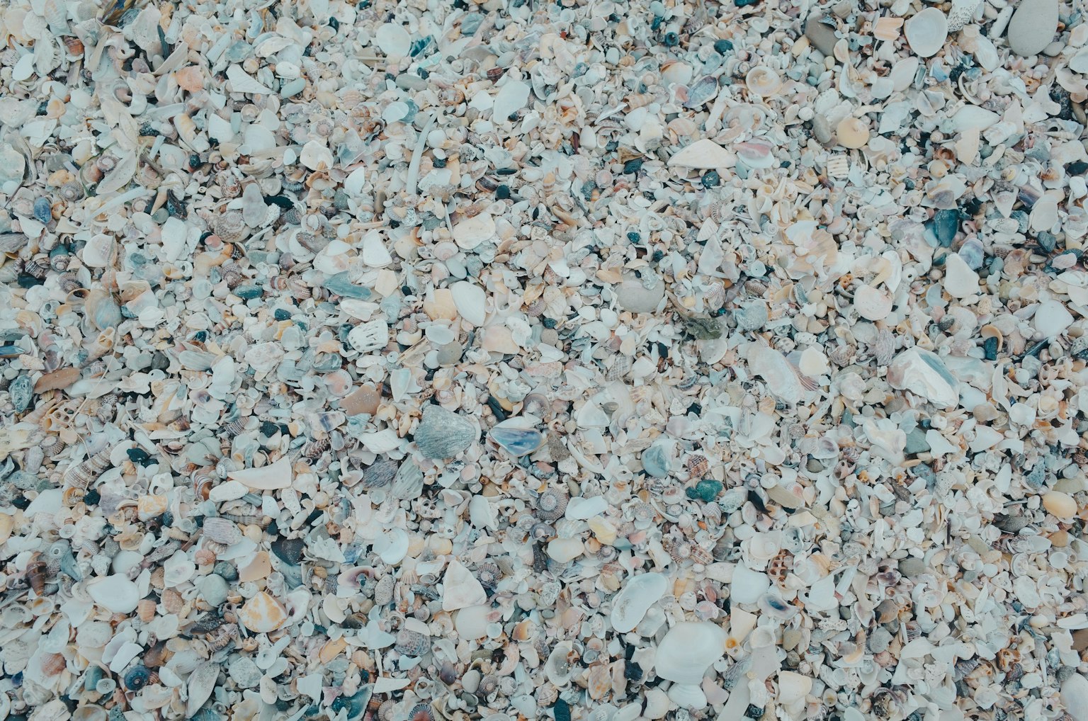 Textur einer Mischung aus kleinen Steinen und Sand